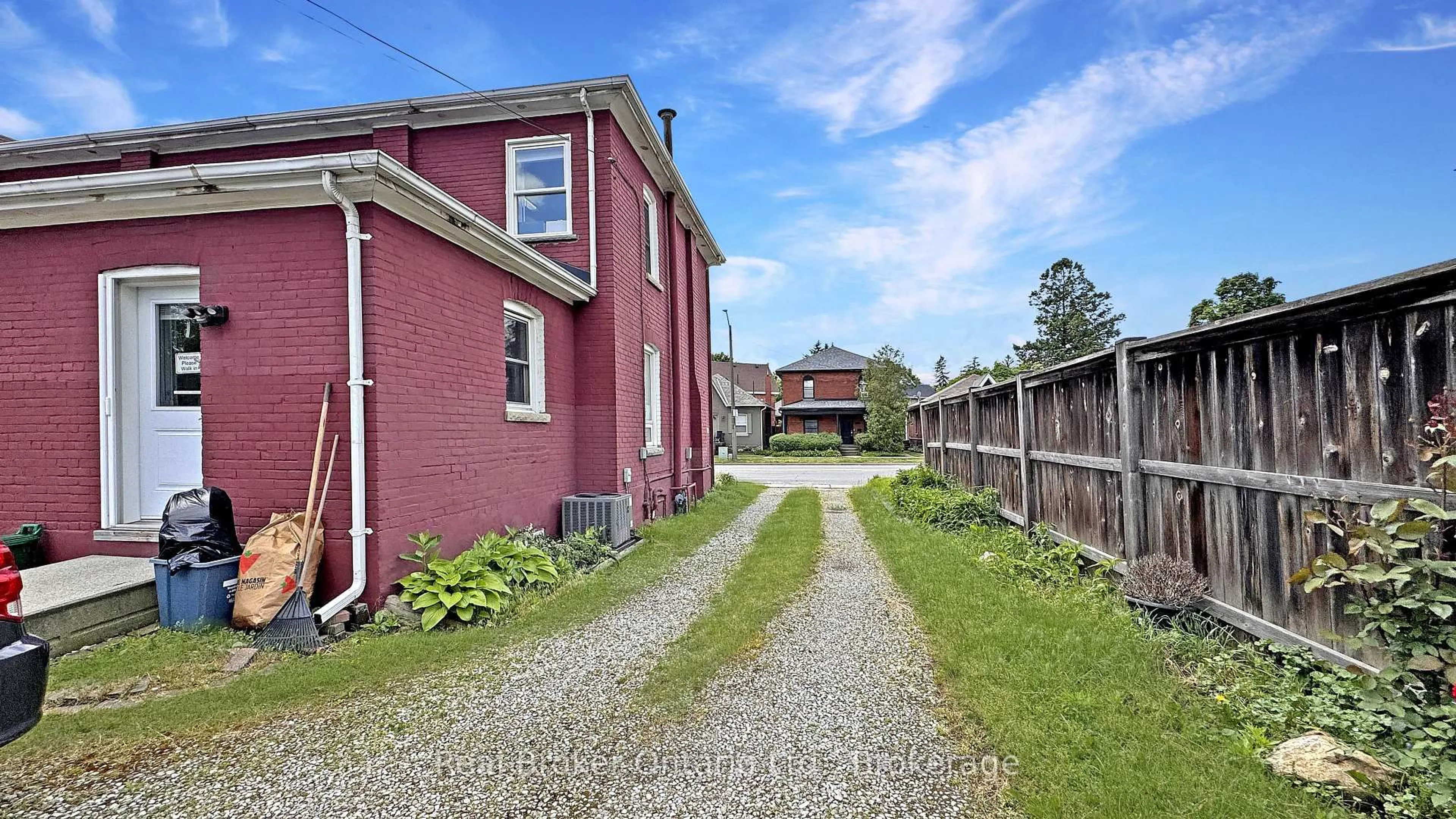 A pic from outside/outdoor area/front of a property/back of a property/a pic from drone, street for 273-275 Brant Ave, Brantford Ontario N3T 3J6