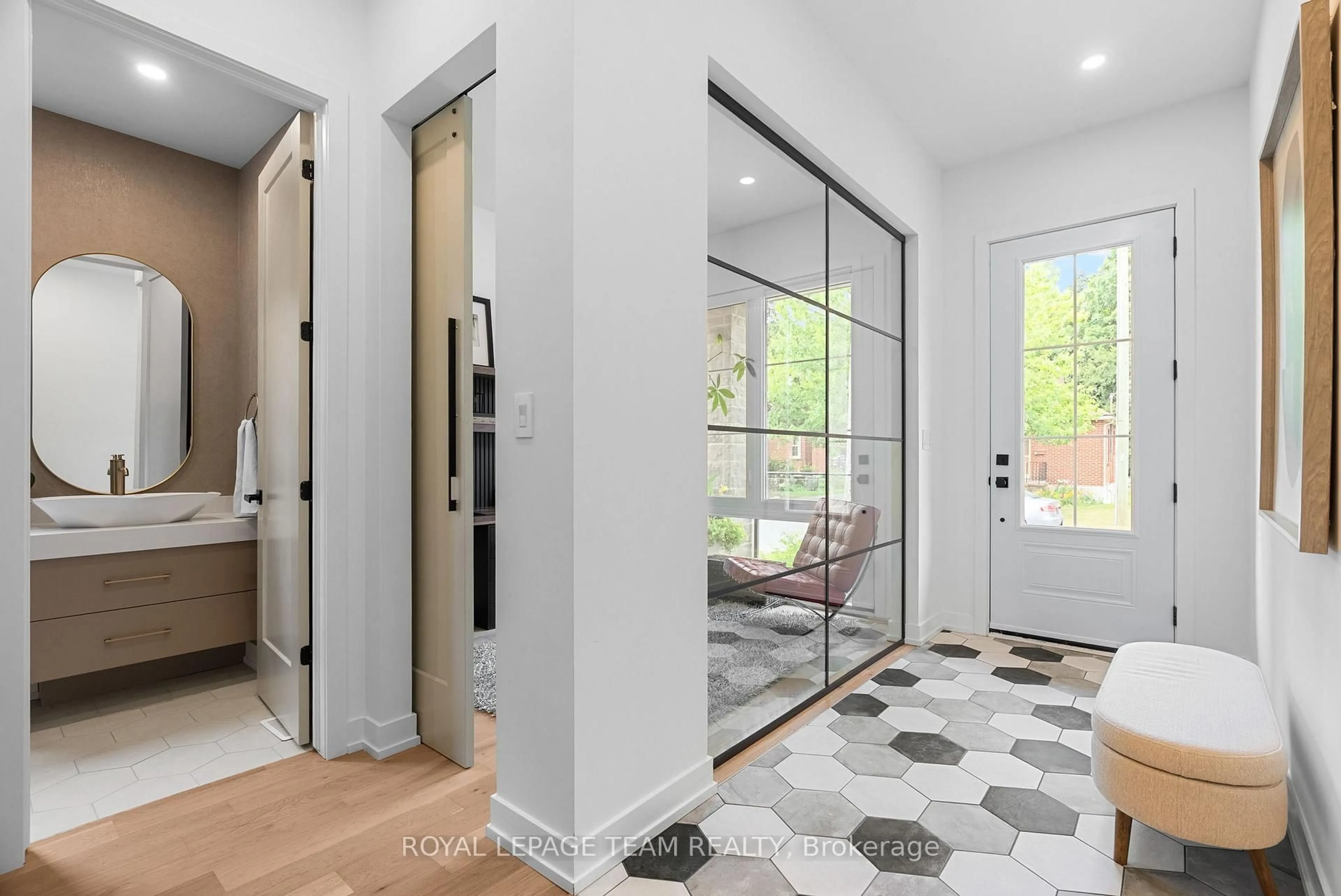 Indoor entryway for 278 Avondale Ave, Ottawa Ontario K1Z 7G8