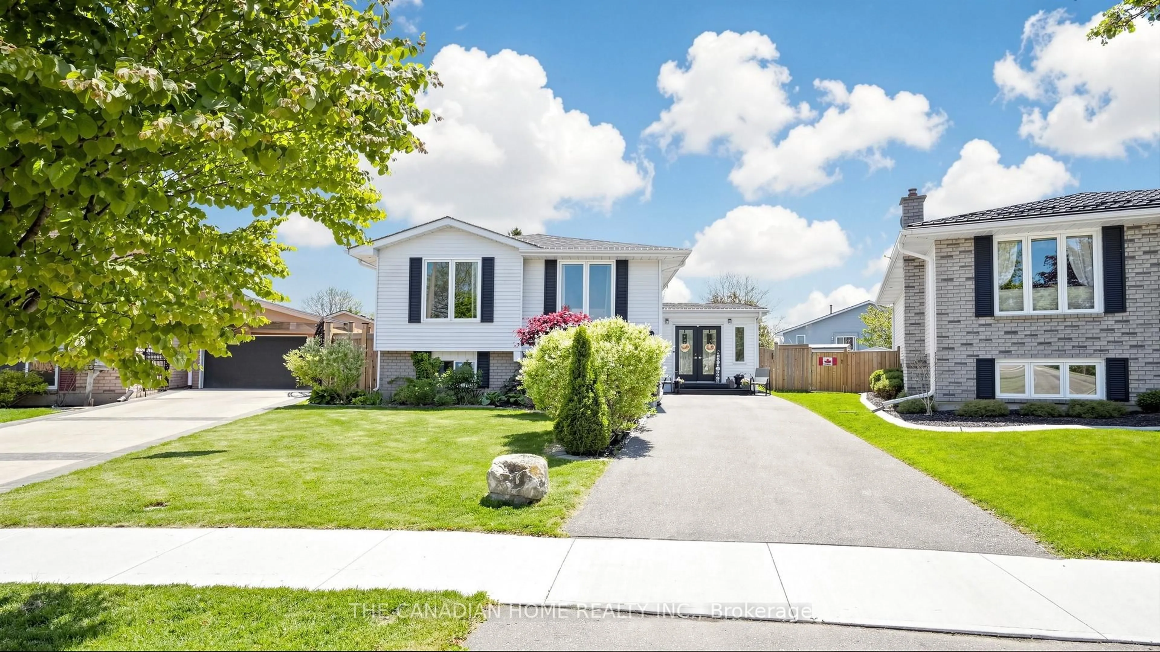 Home with vinyl exterior material, street for 128 Branlyn Cres, Brantford Ontario N3P 1Z9