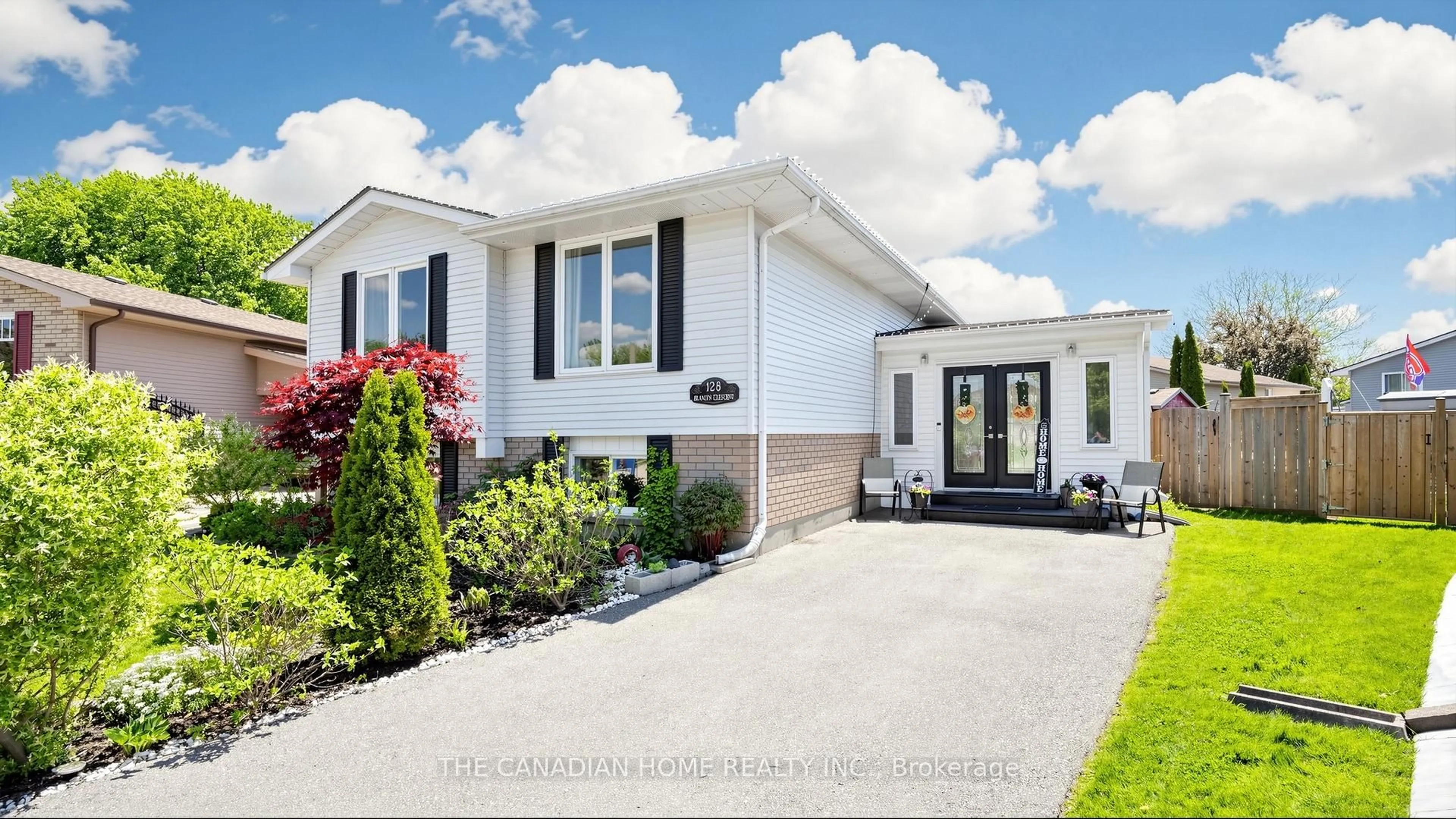 Home with vinyl exterior material, street for 128 Branlyn Cres, Brantford Ontario N3P 1Z9