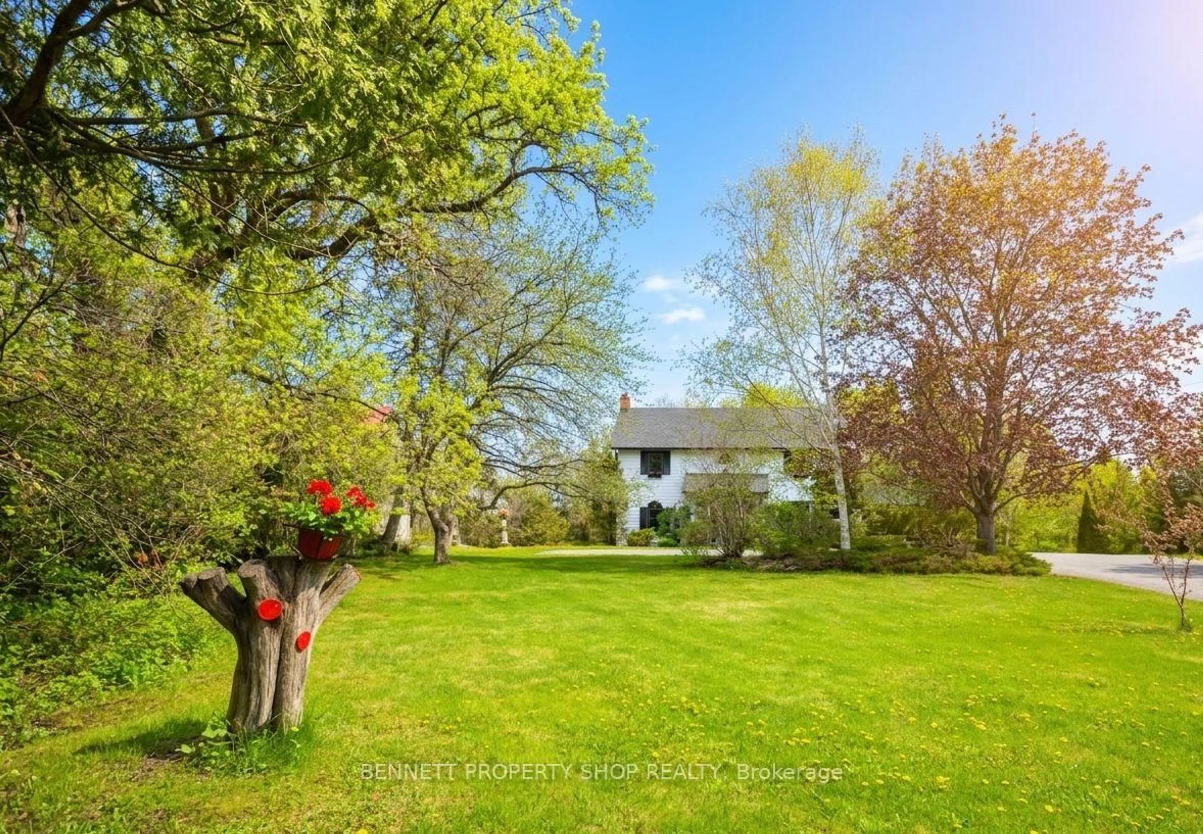 A pic from outside/outdoor area/front of a property/back of a property/a pic from drone, unknown for 5696 Rideau Valley Dr, Manotick Ontario K4M 1J8