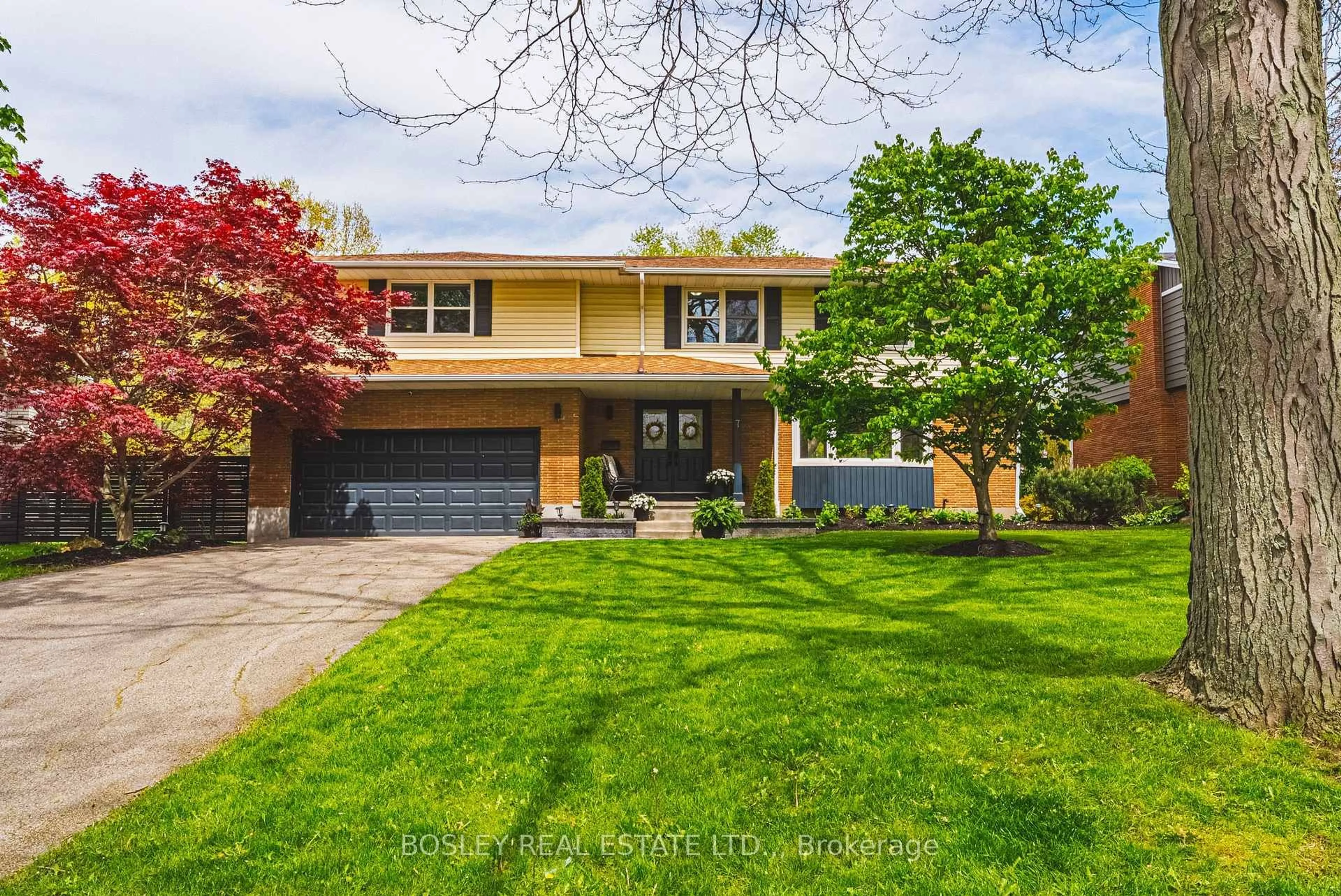 Home with brick exterior material, street for 7 Rusholme Cres, St. Catharines Ontario L2T 3V3