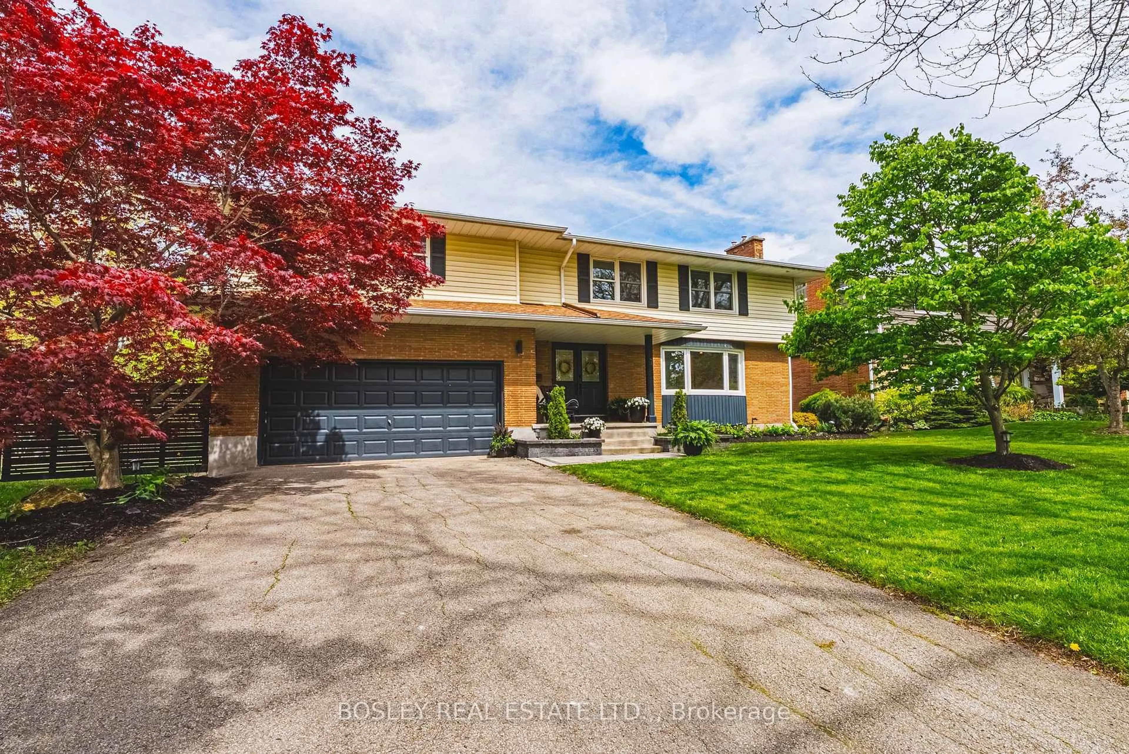 Home with brick exterior material, street for 7 Rusholme Cres, St. Catharines Ontario L2T 3V3