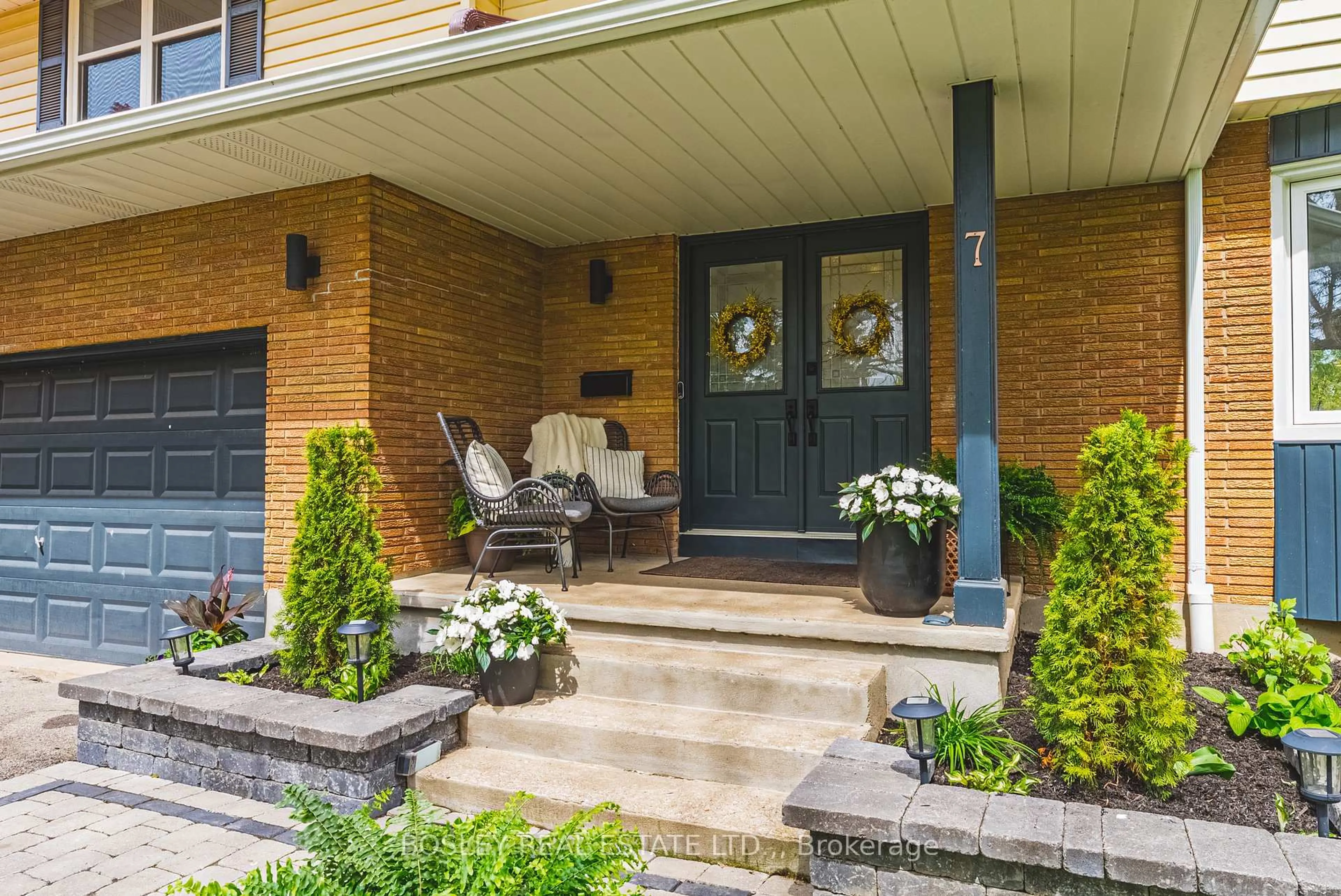 Home with brick exterior material, street for 7 Rusholme Cres, St. Catharines Ontario L2T 3V3
