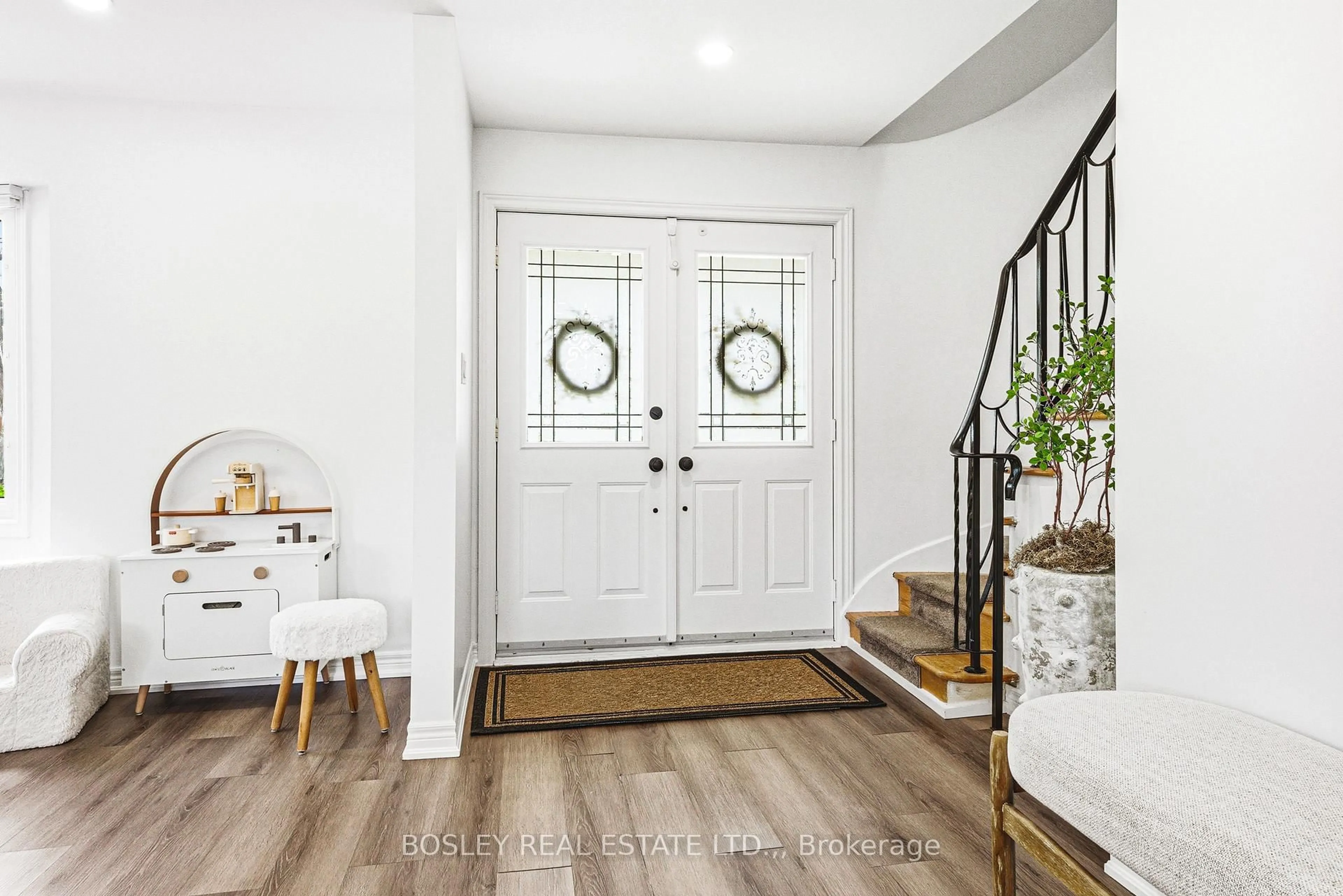 Indoor entryway for 7 Rusholme Cres, St. Catharines Ontario L2T 3V3