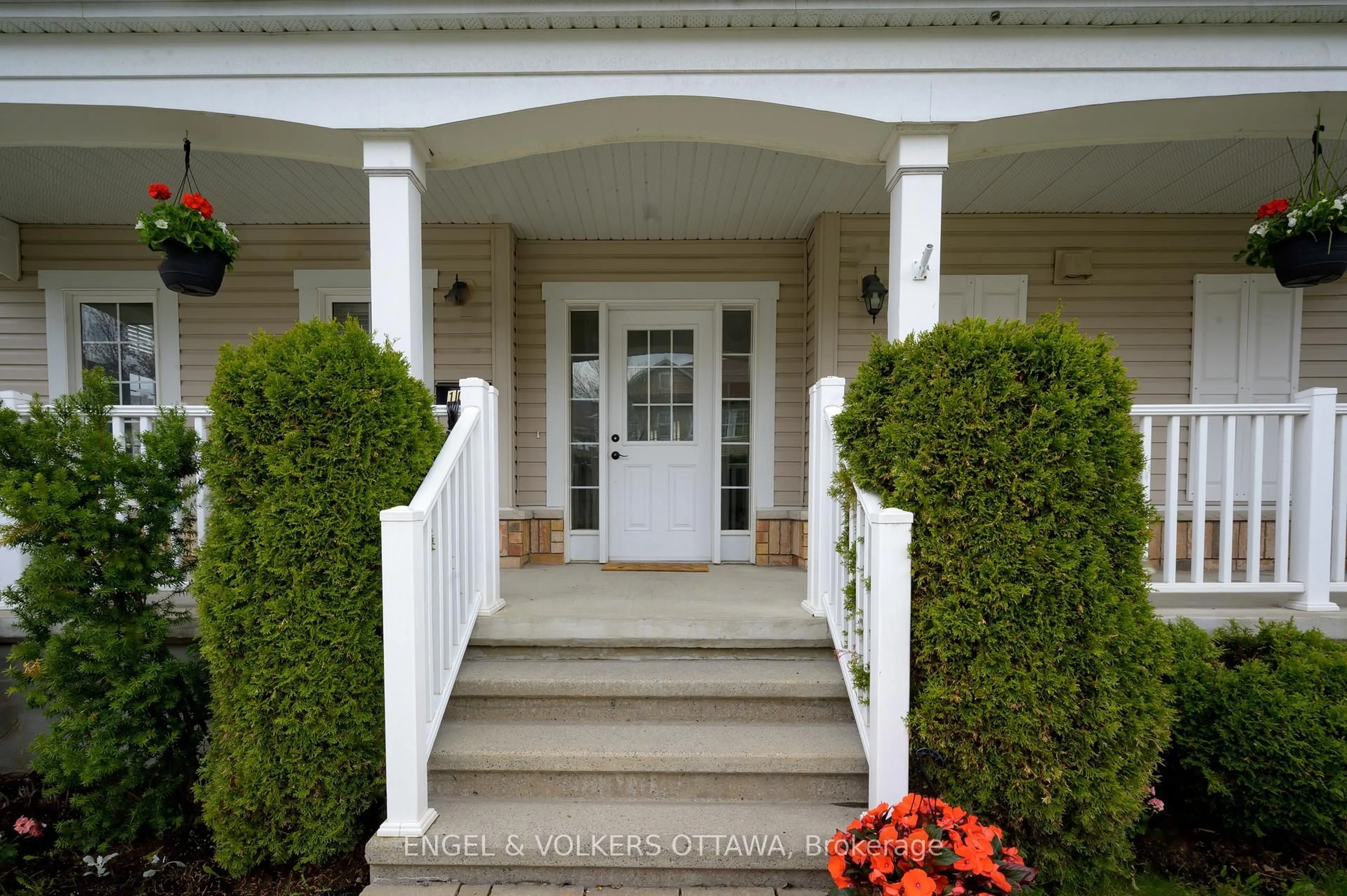 Indoor entryway for 106 Forest Water Way, Ottawa Ontario K2J 3V3