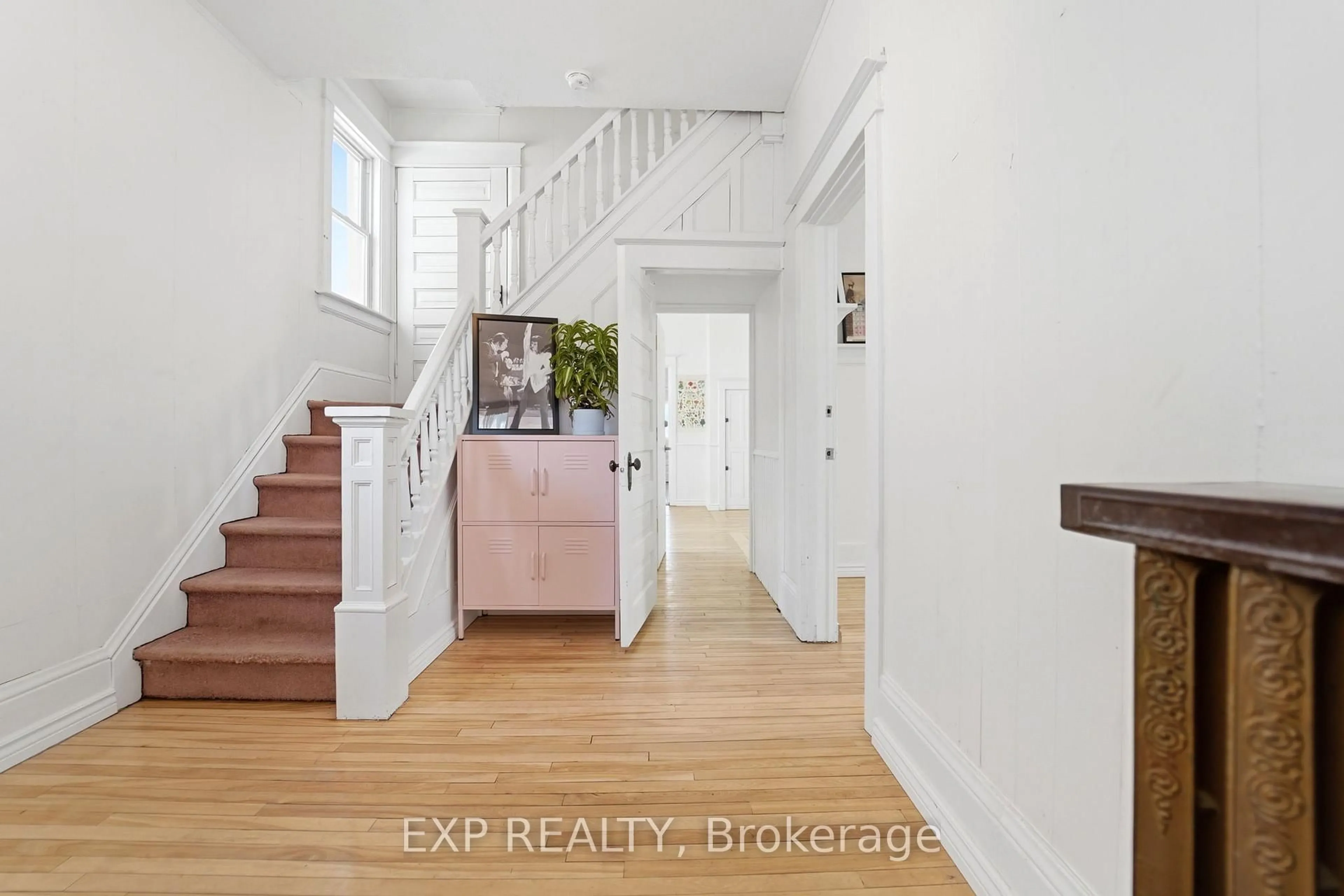 Indoor entryway for 15 Avenue Pl, Welland Ontario L3B 4B2