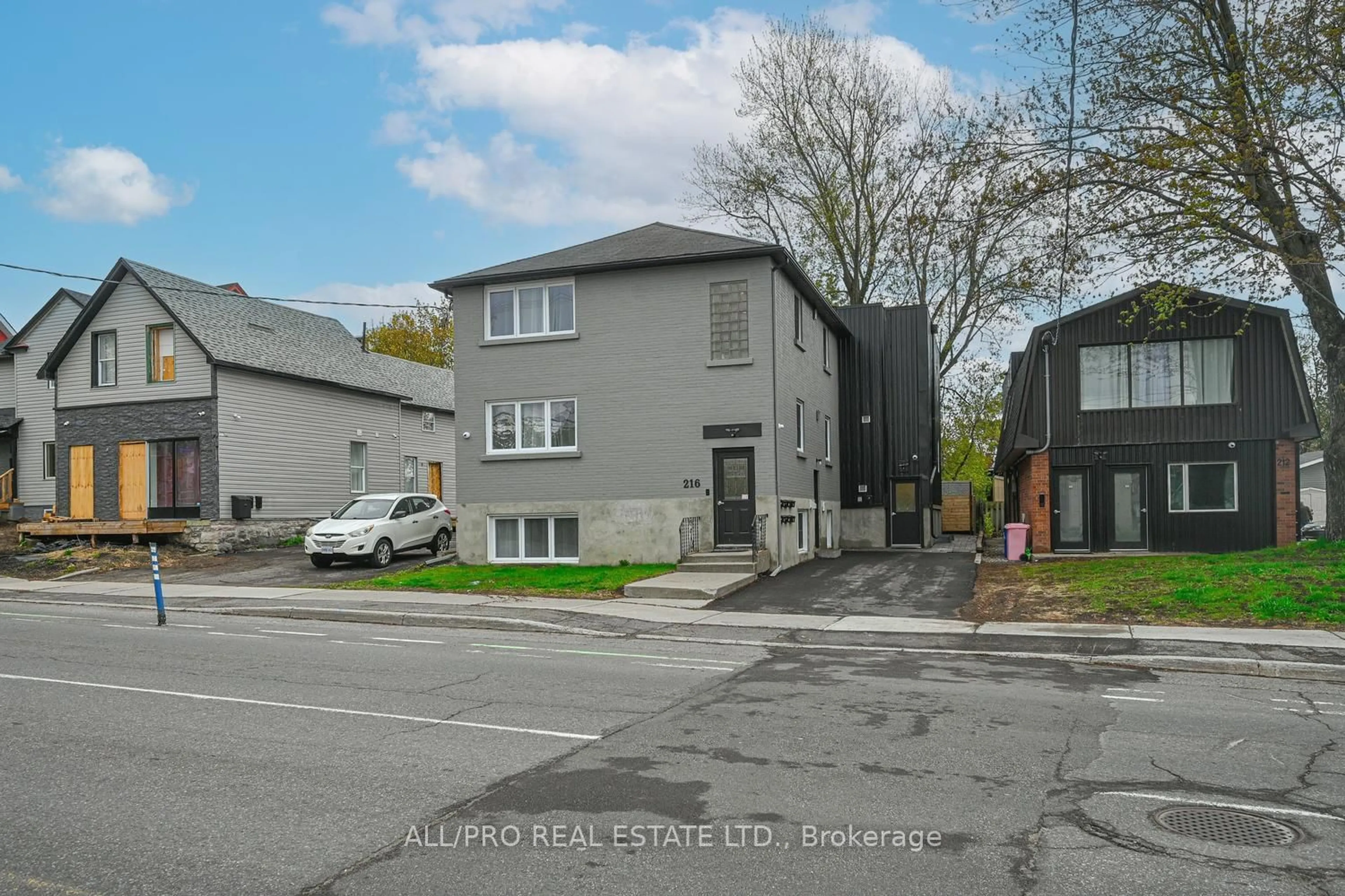 A pic from outside/outdoor area/front of a property/back of a property/a pic from drone, street for 216 Mcarthur Ave, Ottawa Ontario K1L 6P5