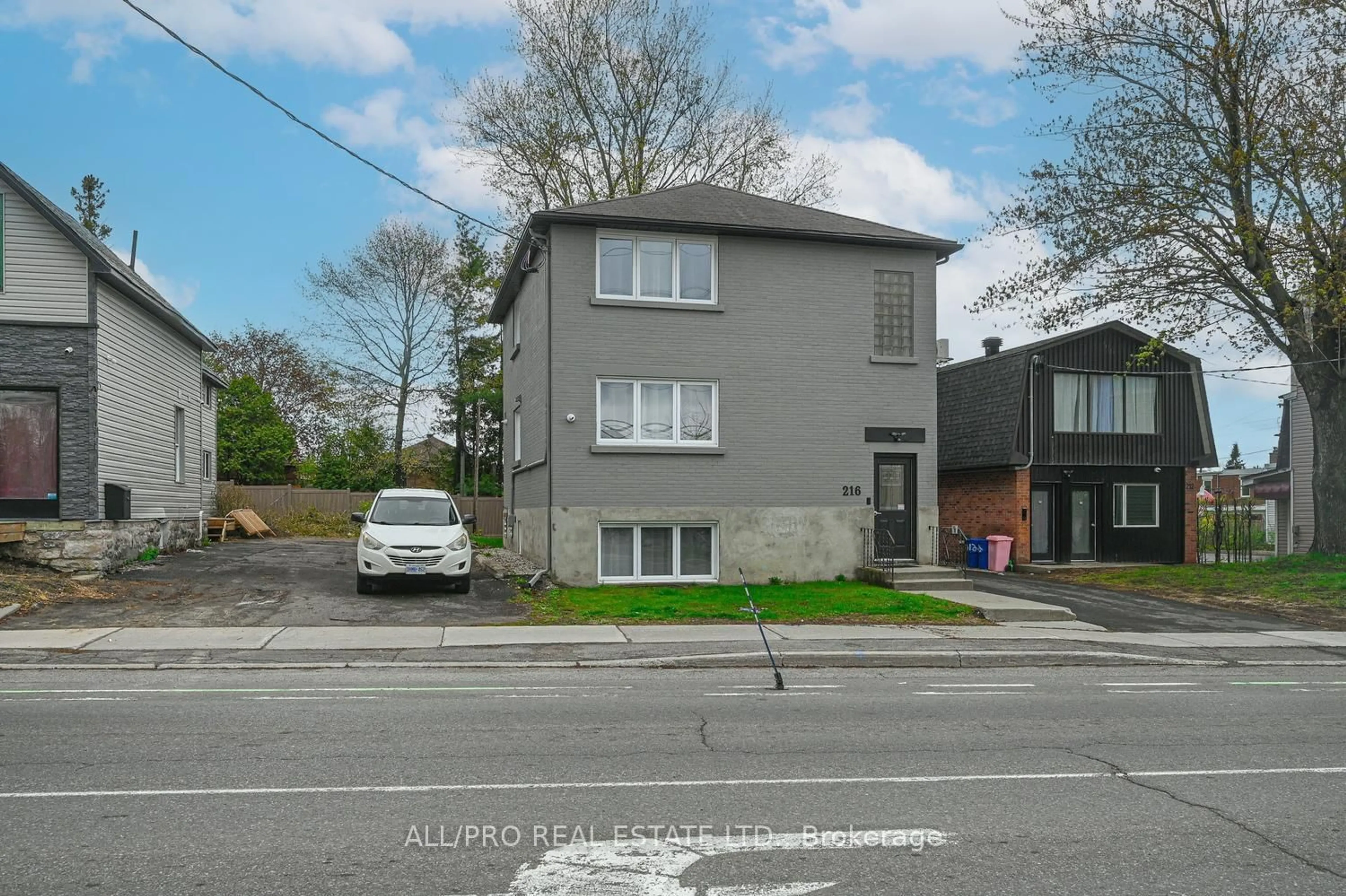 A pic from outside/outdoor area/front of a property/back of a property/a pic from drone, street for 216 Mcarthur Ave, Ottawa Ontario K1L 6P5