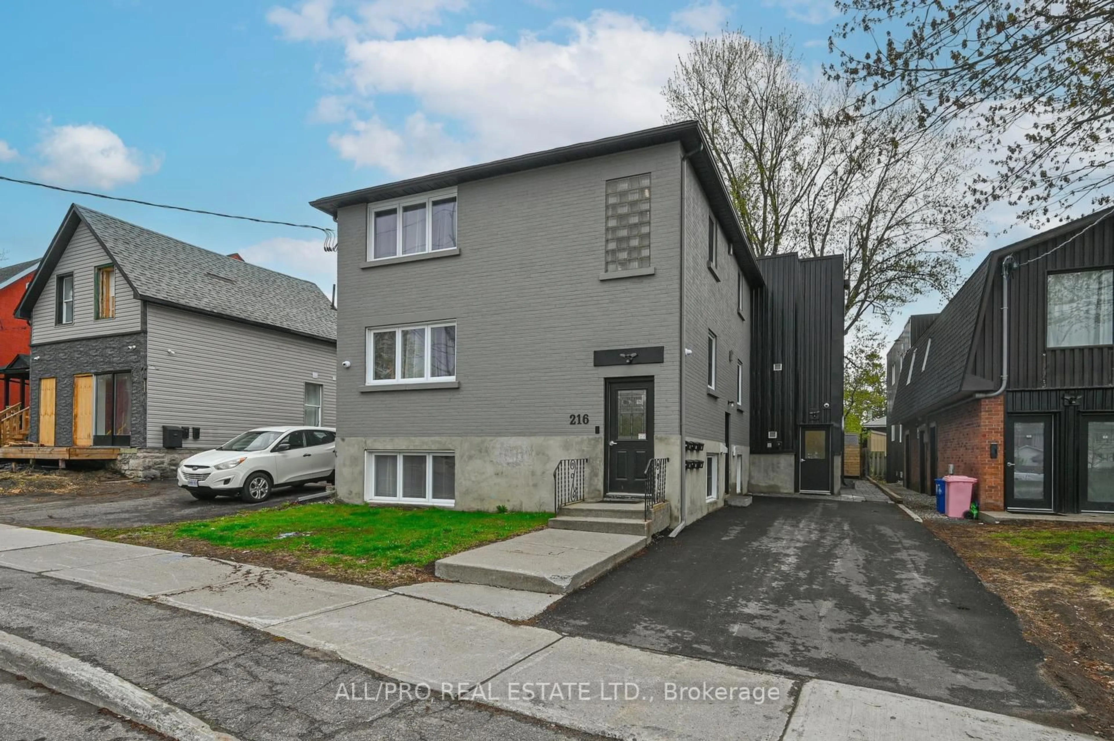 Unknown for 216 Mcarthur Ave, Ottawa Ontario K1L 6P5