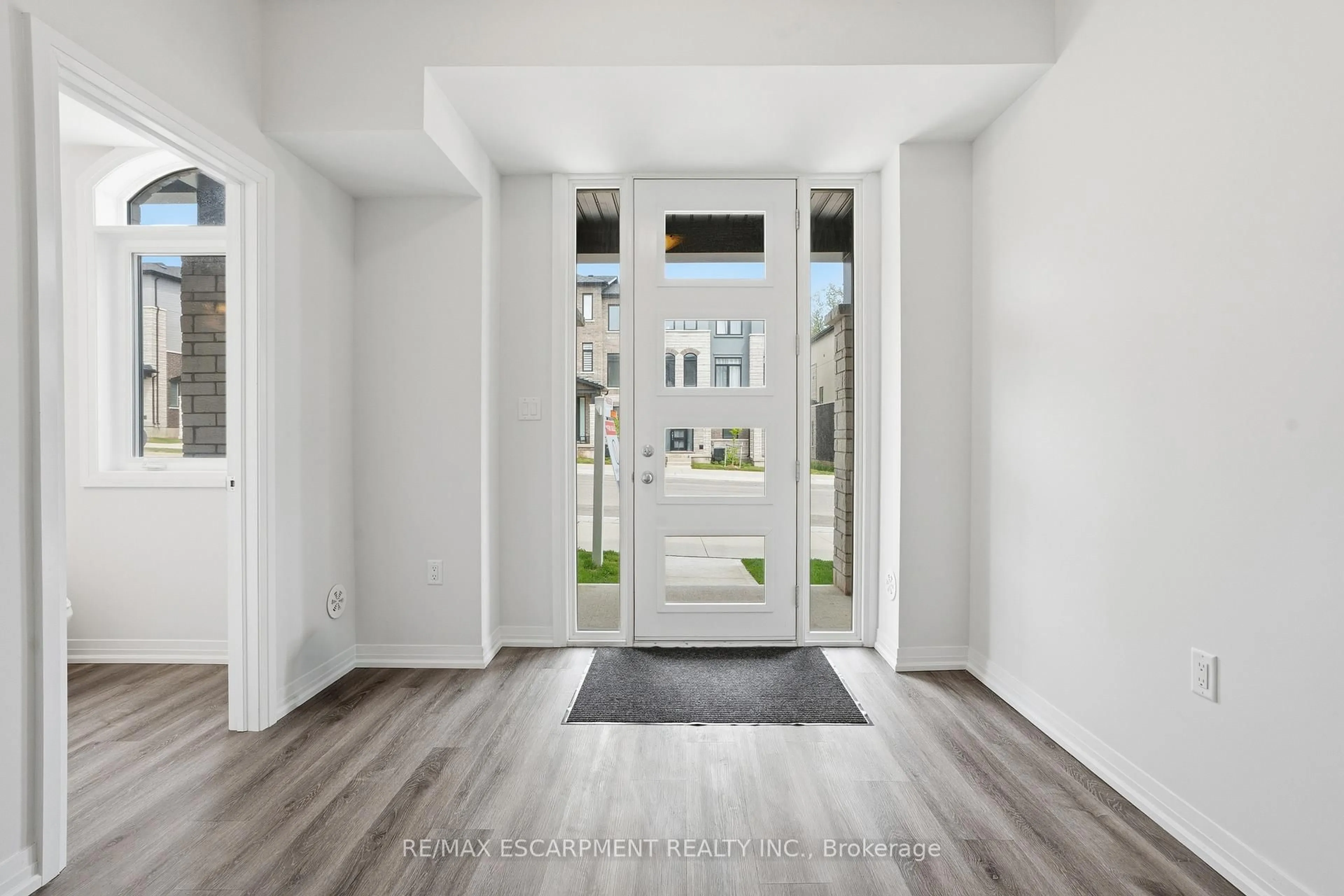 Indoor entryway for 155 Equestrian Way #Unit 33, Cambridge Ontario N3E 0E8