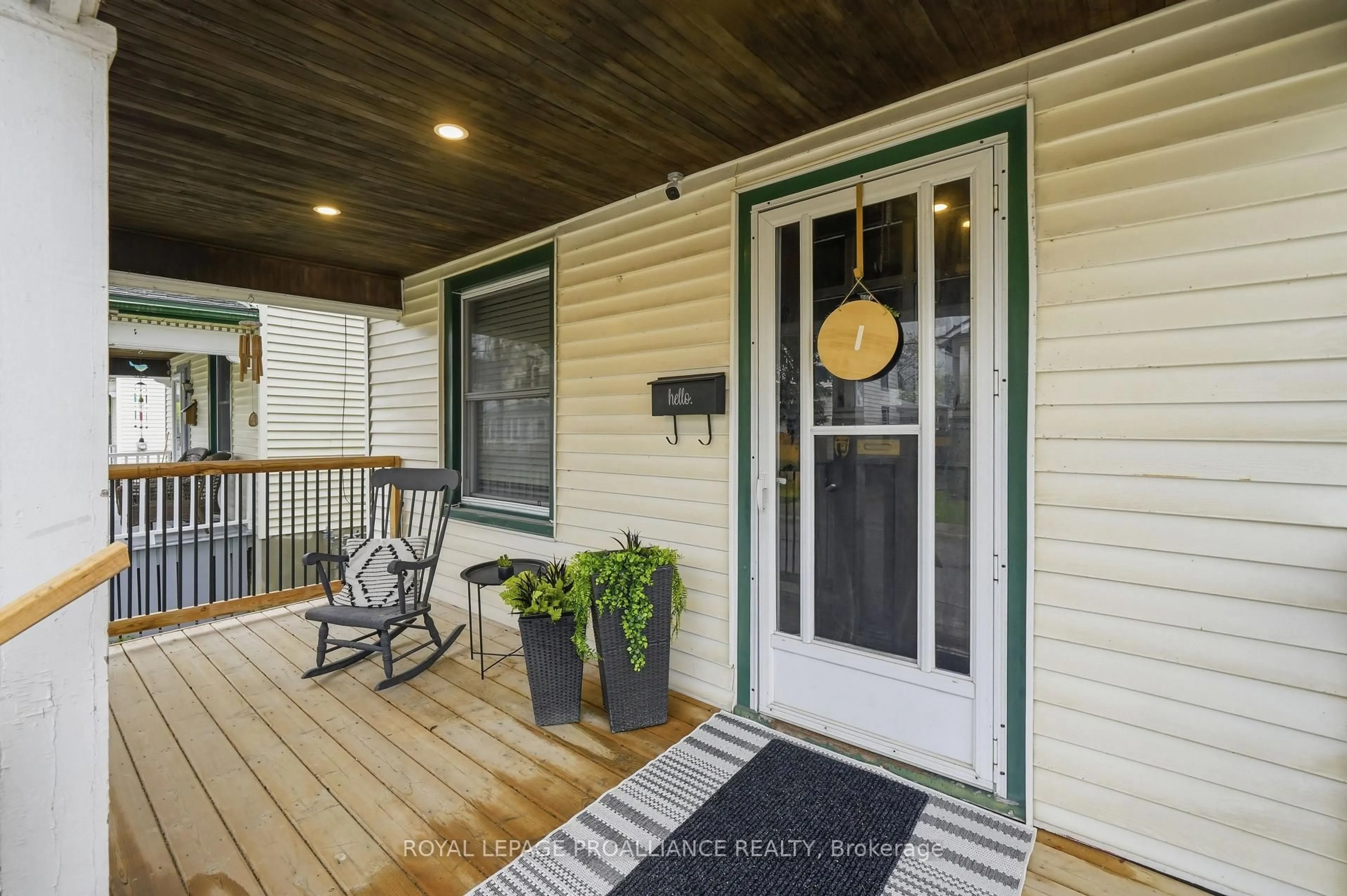 Indoor entryway for 95 Chatham St, Belleville Ontario K8N 3S7