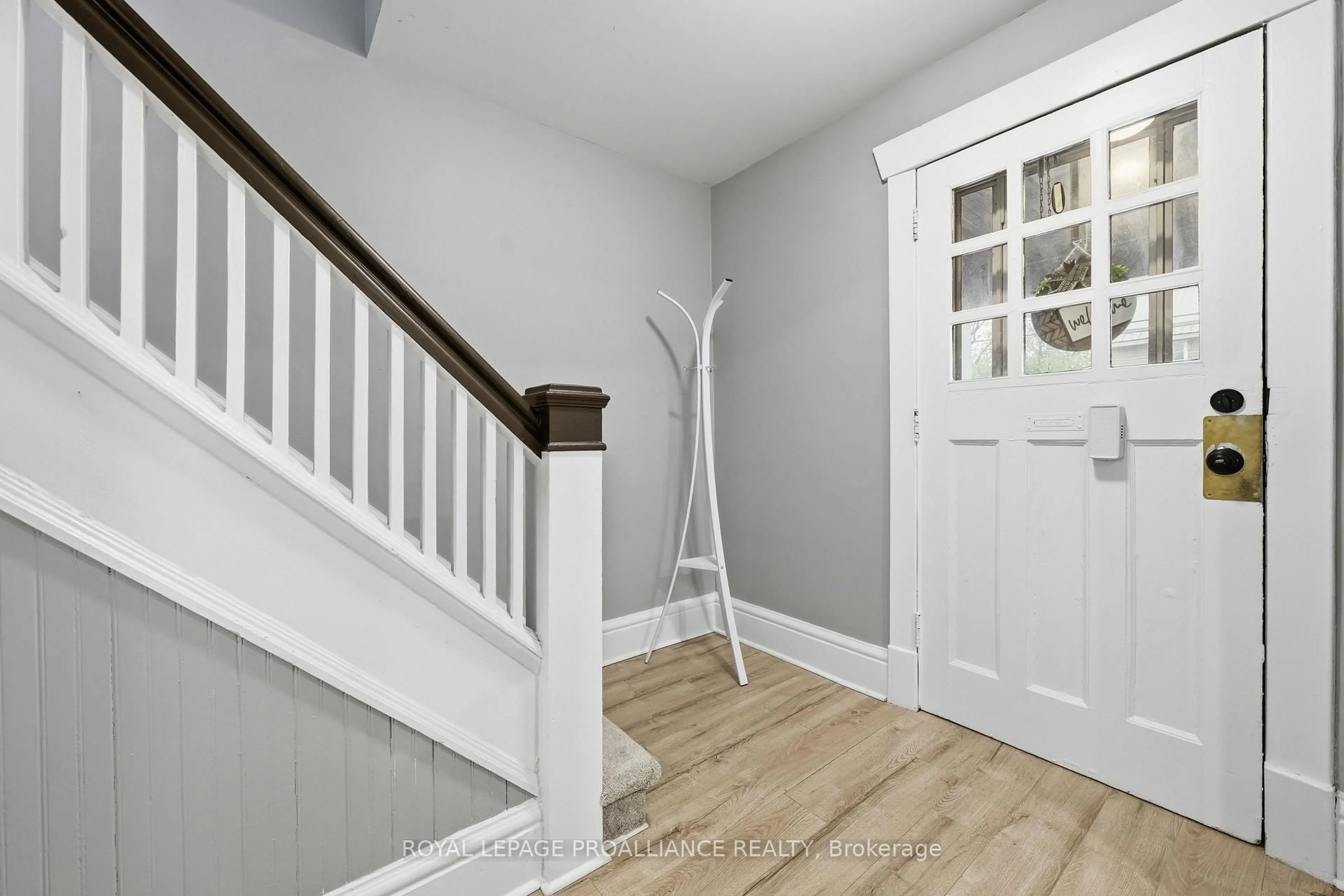 Indoor entryway for 95 Chatham St, Belleville Ontario K8N 3S7