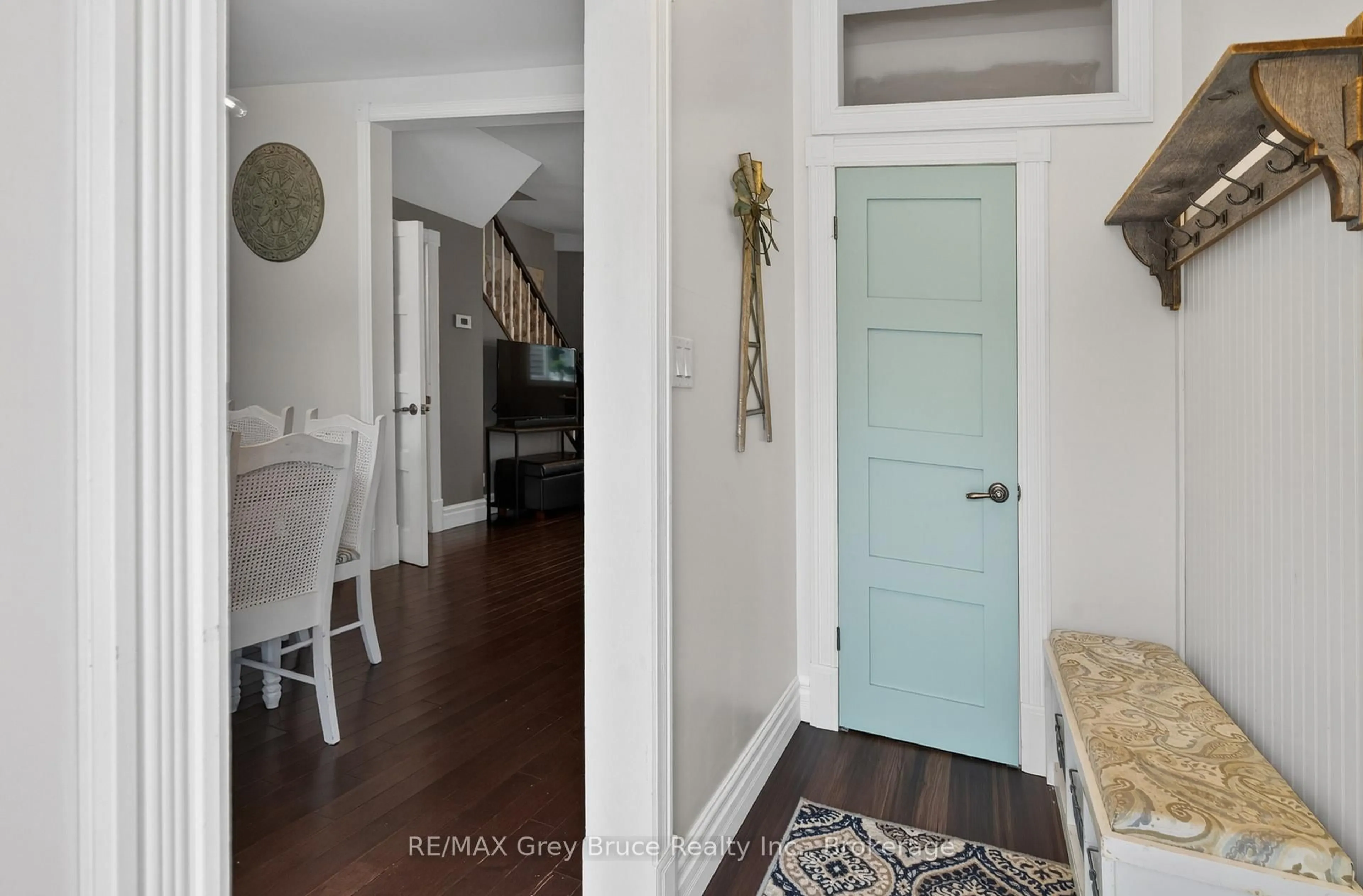 Indoor entryway for 1521 7th Ave, Owen Sound Ontario N4K 5L1