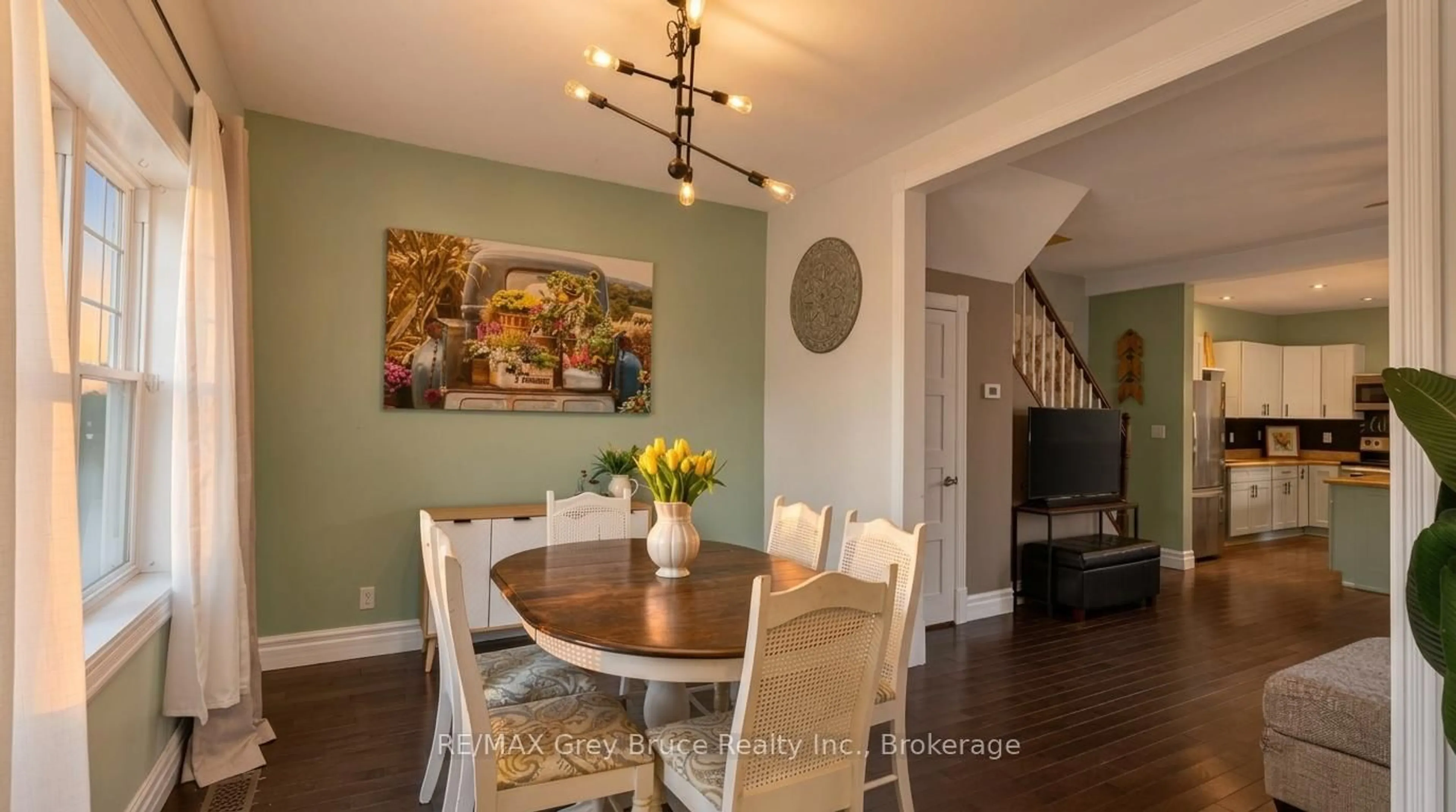 Dining room, wood/laminate floor for 1521 7th Ave, Owen Sound Ontario N4K 5L1