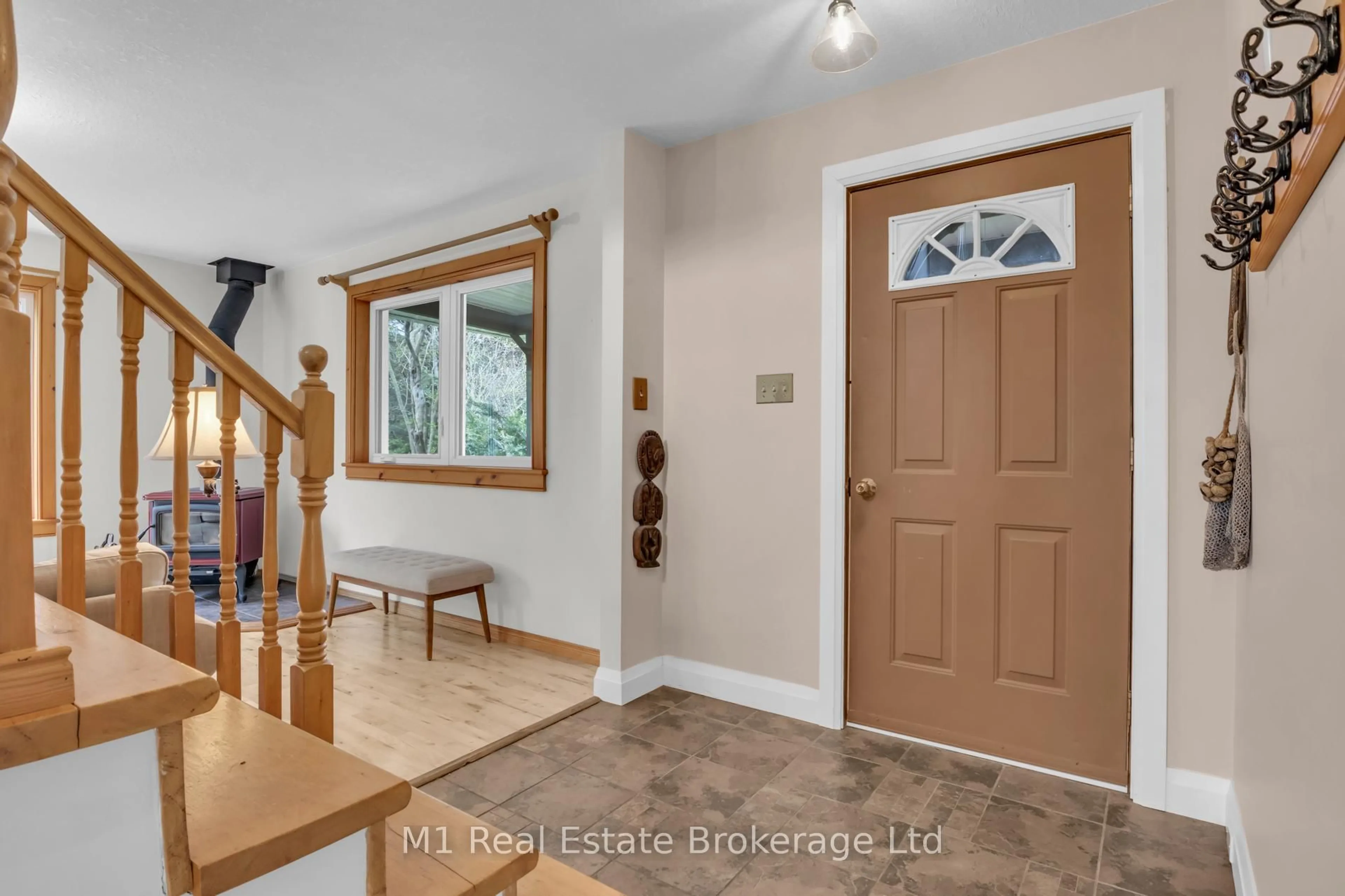 Indoor entryway for 6220 Fifth Line, Centre Wellington Ontario N1M 2W5