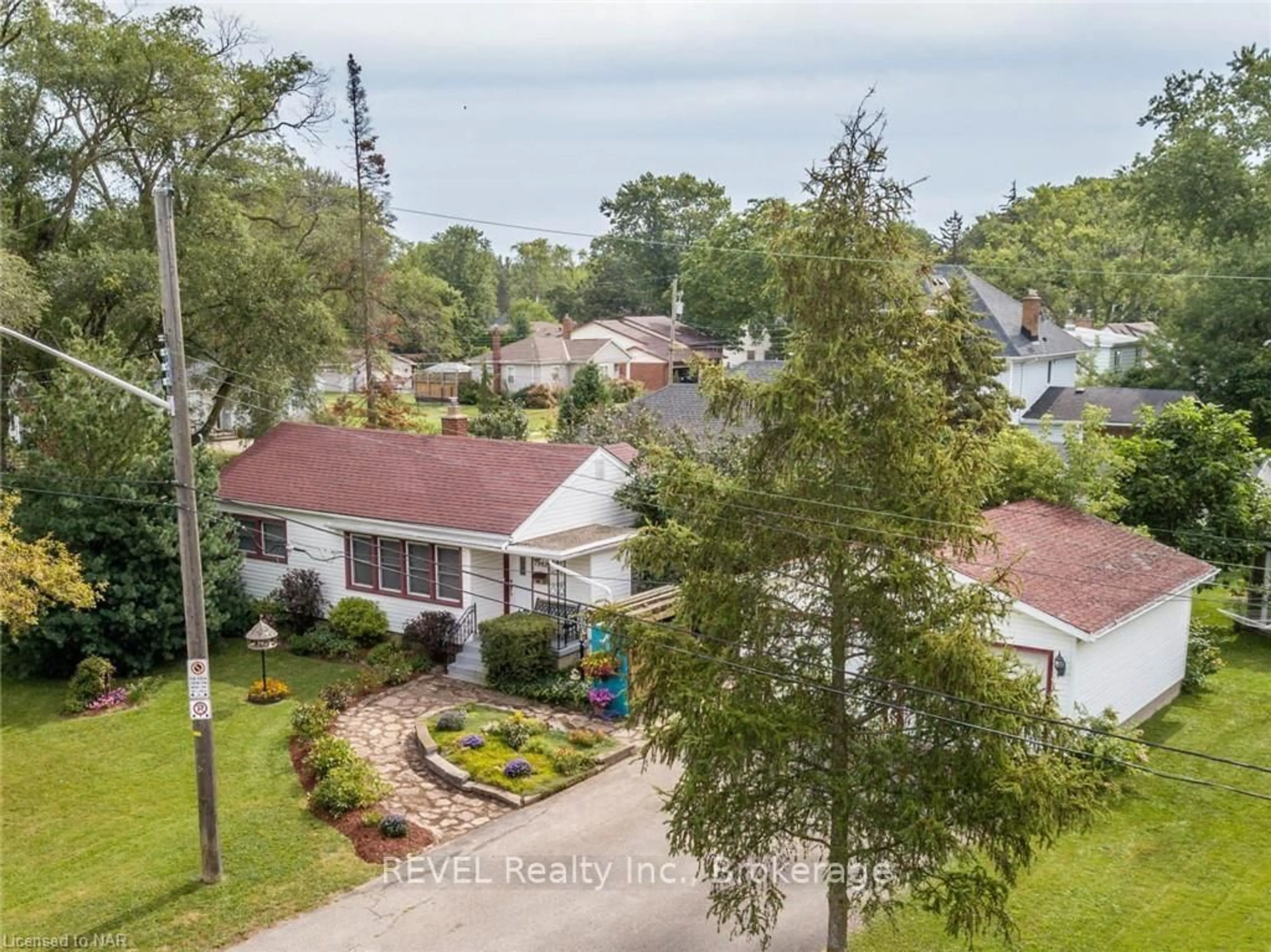 A pic from outside/outdoor area/front of a property/back of a property/a pic from drone, unknown for 7962 Booth St, Niagara Falls Ontario L2H 1E8