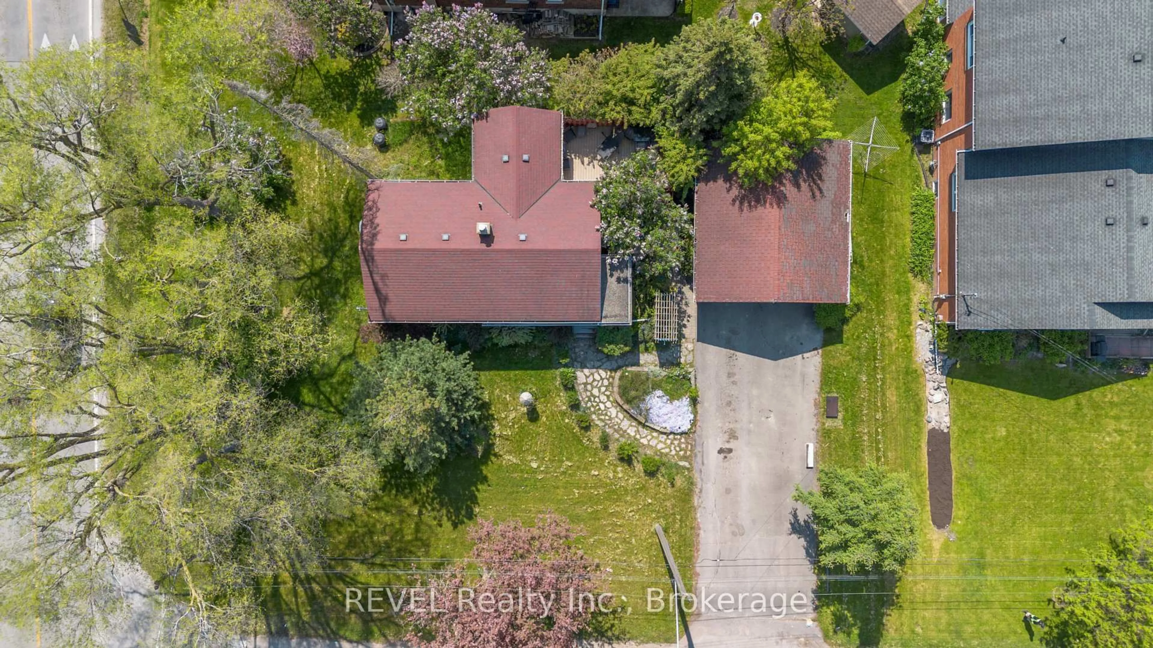 A pic from outside/outdoor area/front of a property/back of a property/a pic from drone, street for 7962 Booth St, Niagara Falls Ontario L2H 1E8