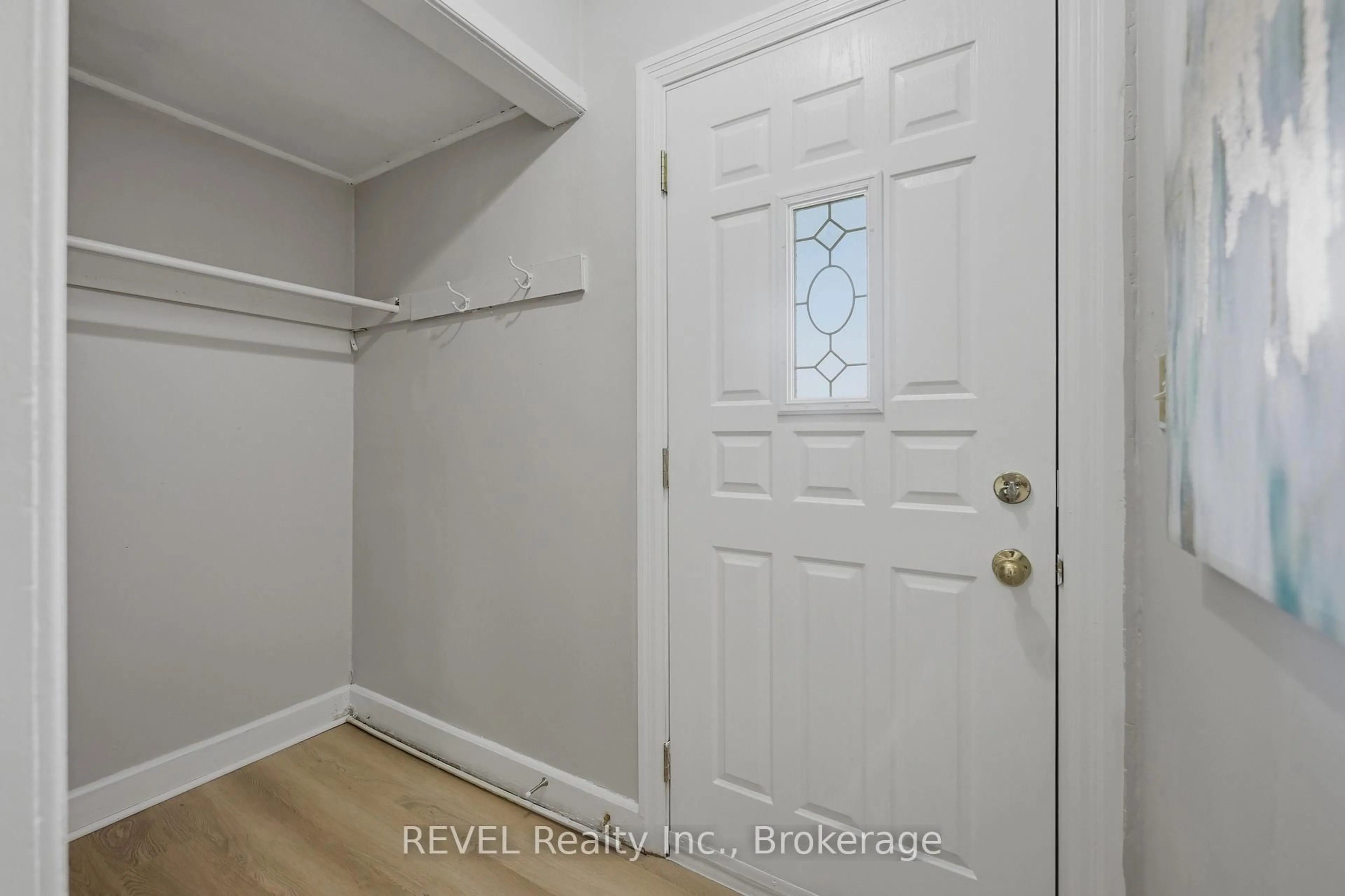 Indoor entryway for 7962 Booth St, Niagara Falls Ontario L2H 1E8