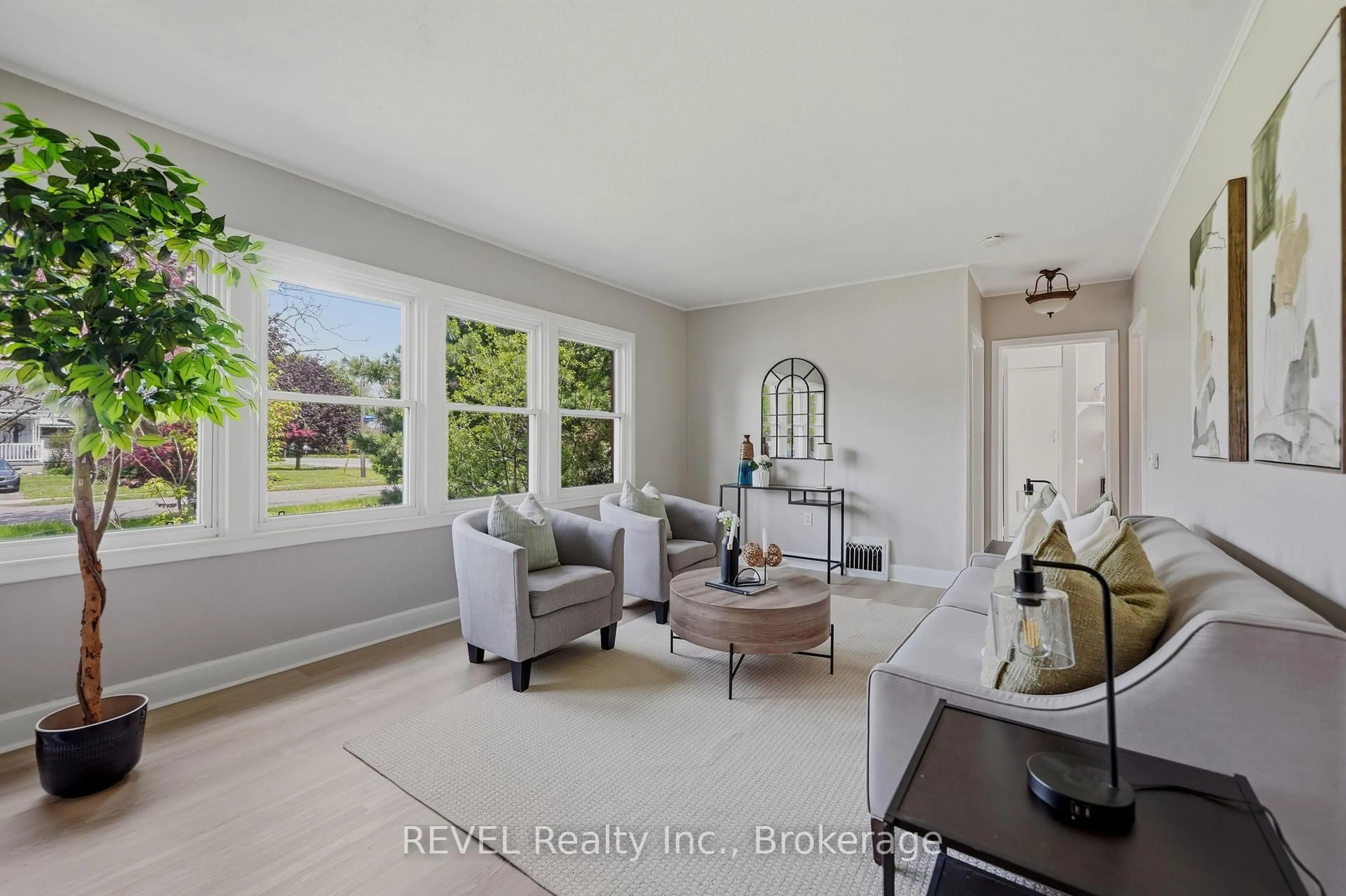 Living room with furniture, unknown for 7962 Booth St, Niagara Falls Ontario L2H 1E8