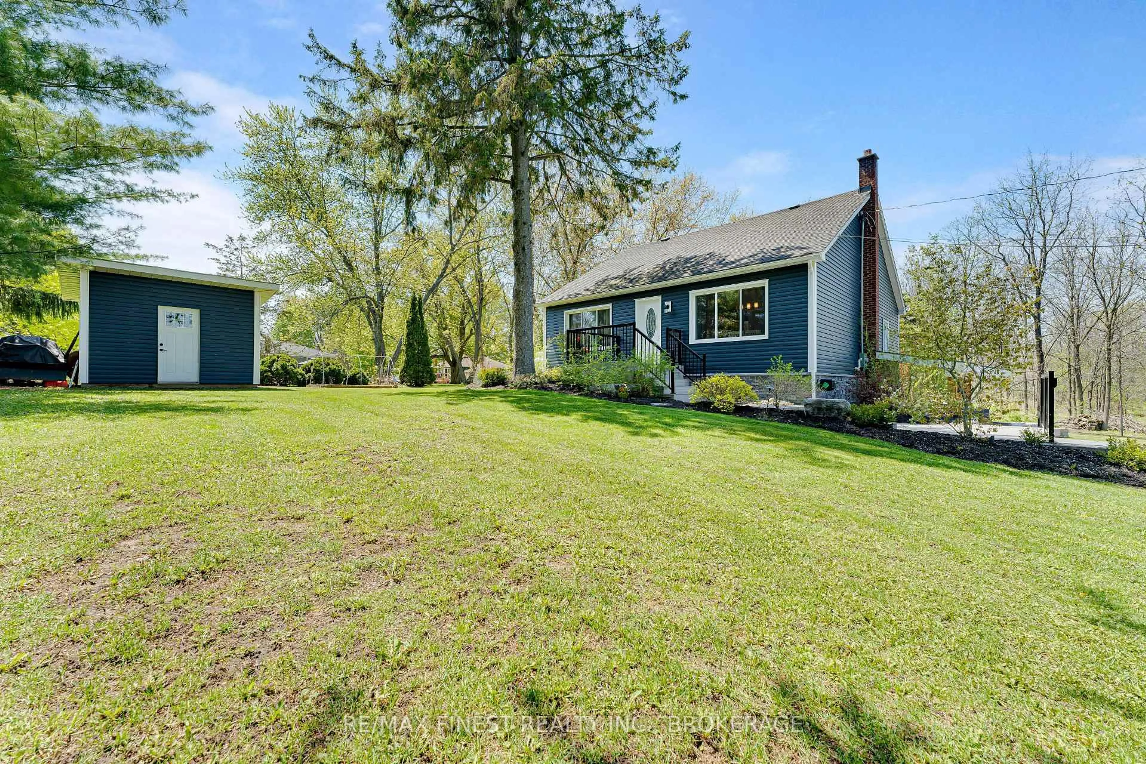 A pic from outside/outdoor area/front of a property/back of a property/a pic from drone, street for 401 Dundas St, Greater Napanee Ontario K7R 2B8