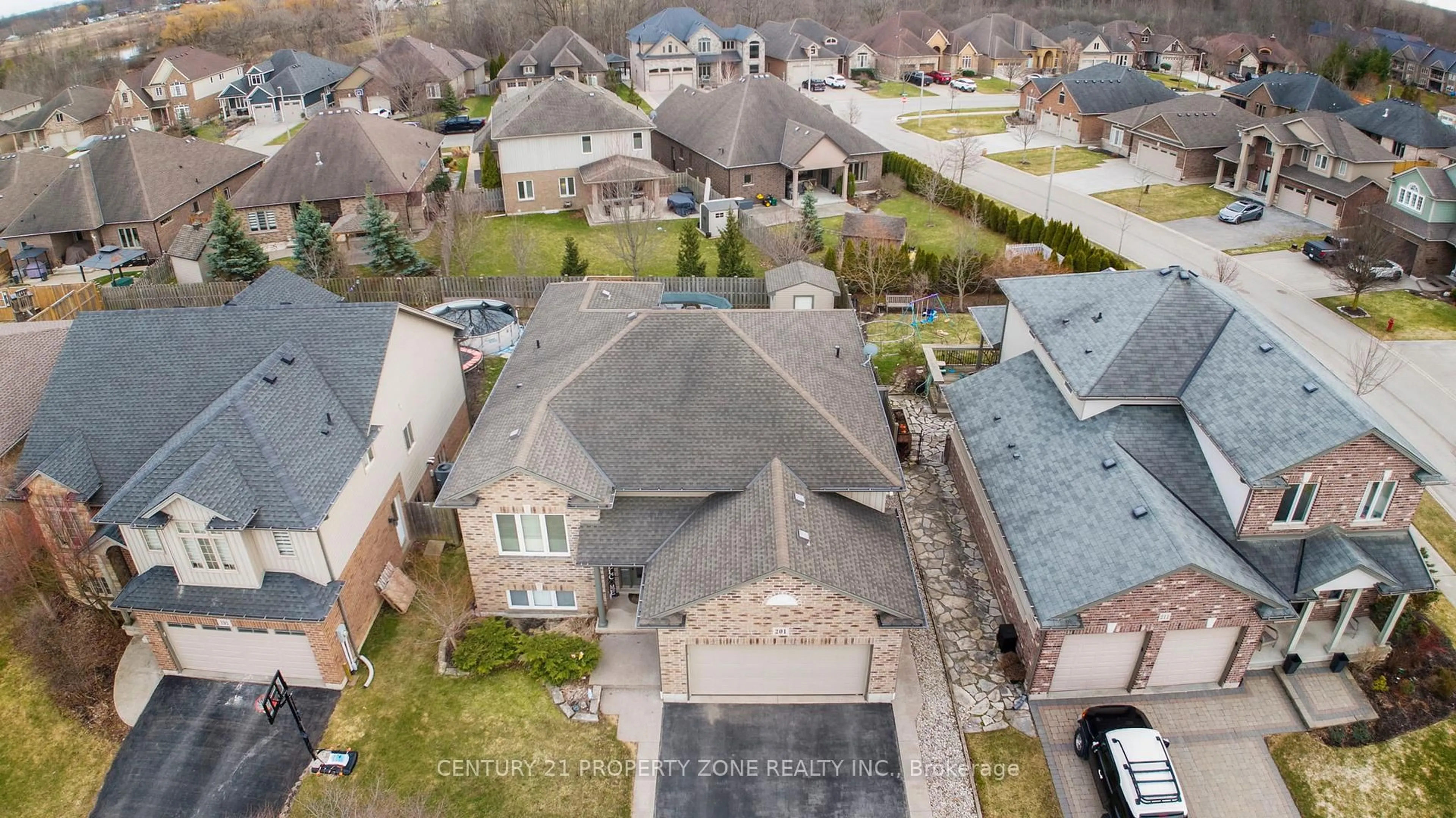 A pic from outside/outdoor area/front of a property/back of a property/a pic from drone, street for 201 Gaiser Rd, Welland Ontario L3C 0B6