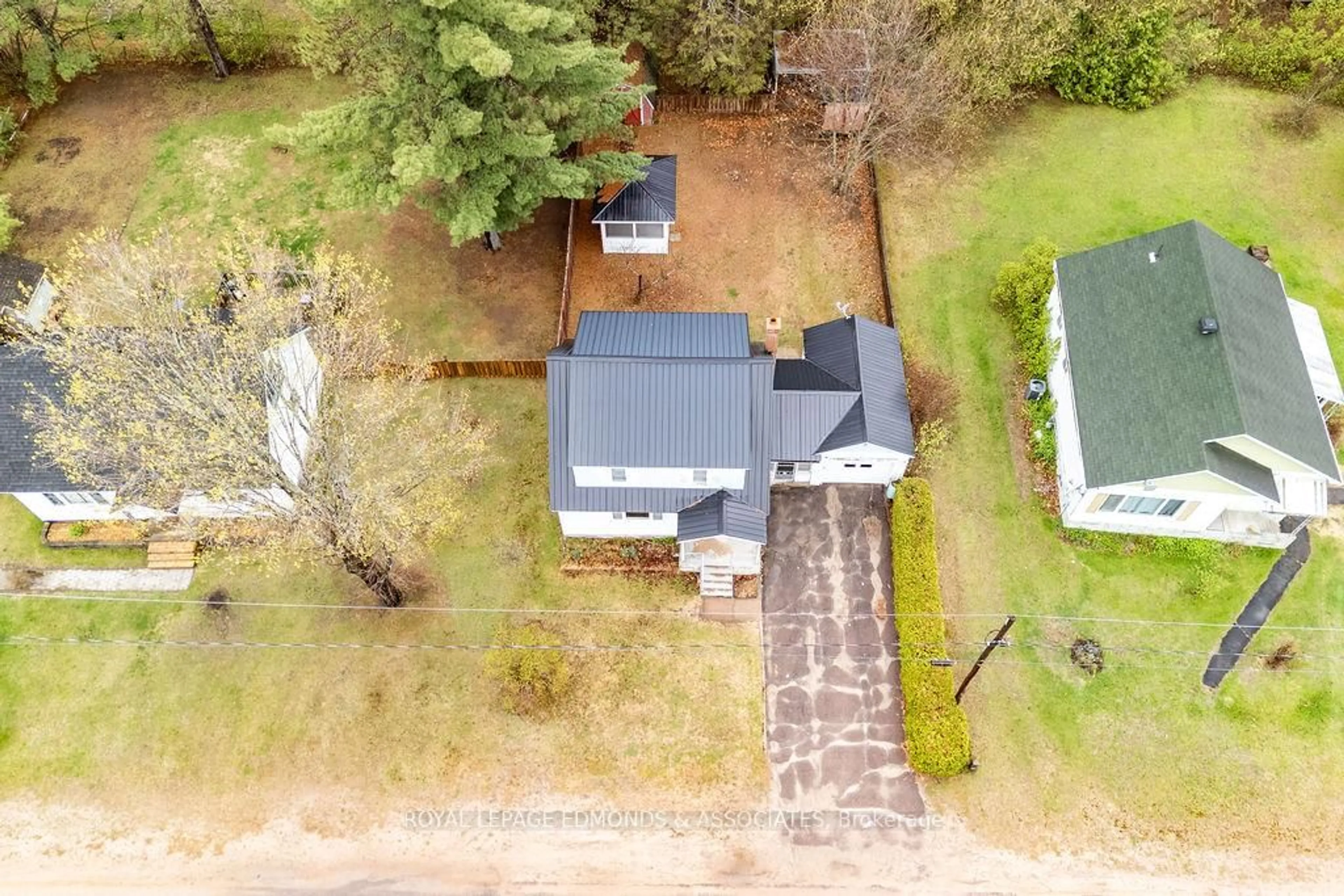 A pic from outside/outdoor area/front of a property/back of a property/a pic from drone, unknown for 40 Church St, Chalk River Ontario K0J 1J0