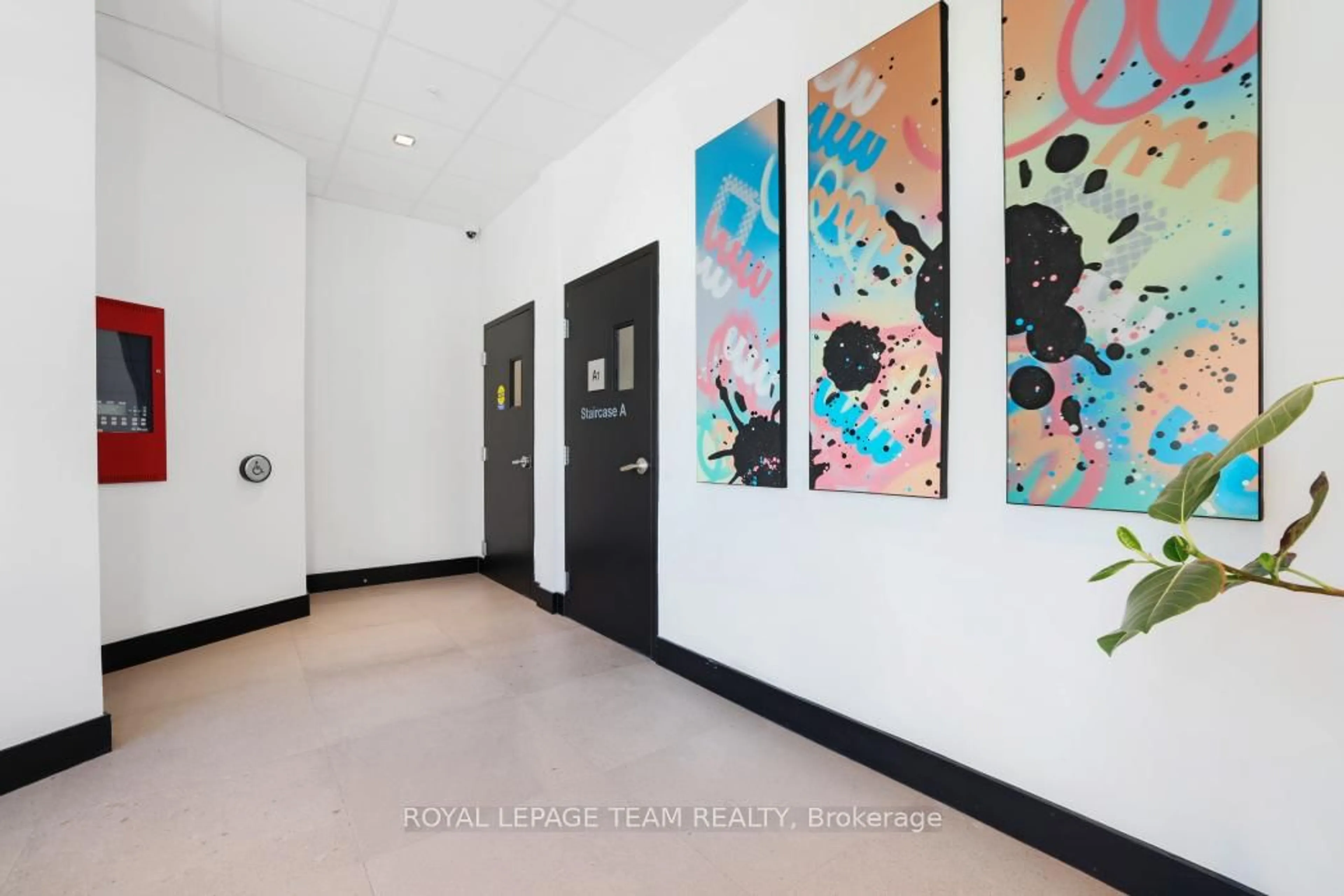 Indoor foyer for 101 Pinhey St #303, Ottawa Ontario K1Y 1T7