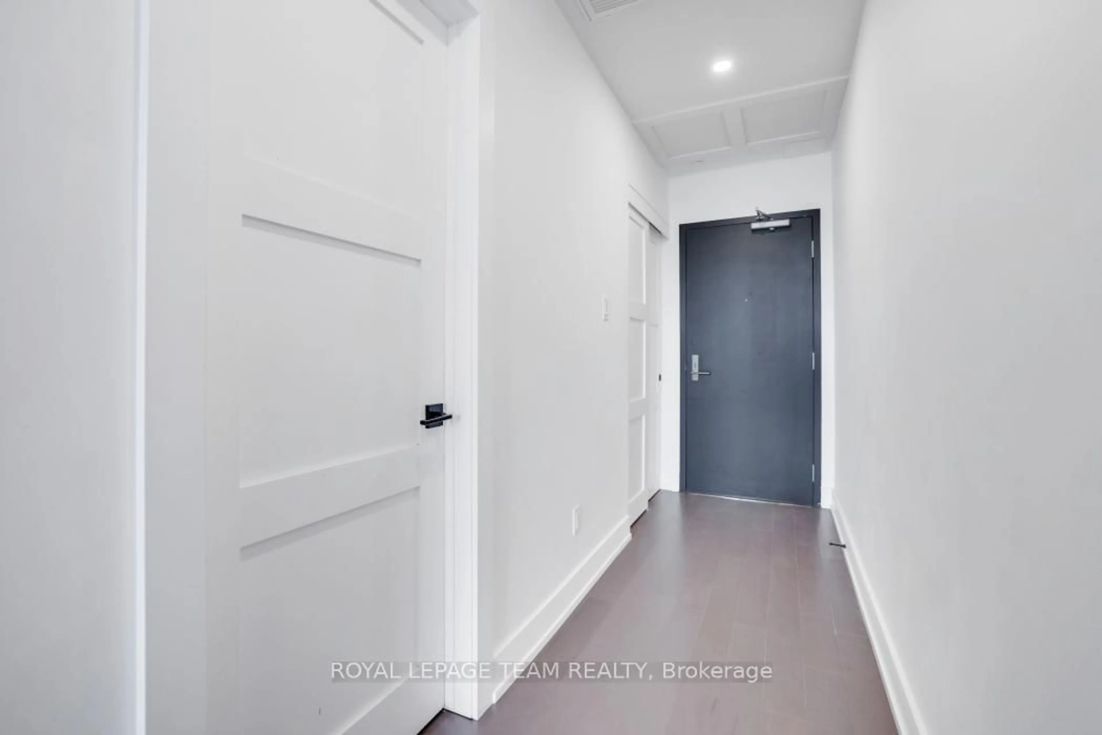 Indoor foyer for 101 Pinhey St #303, Ottawa Ontario K1Y 1T7