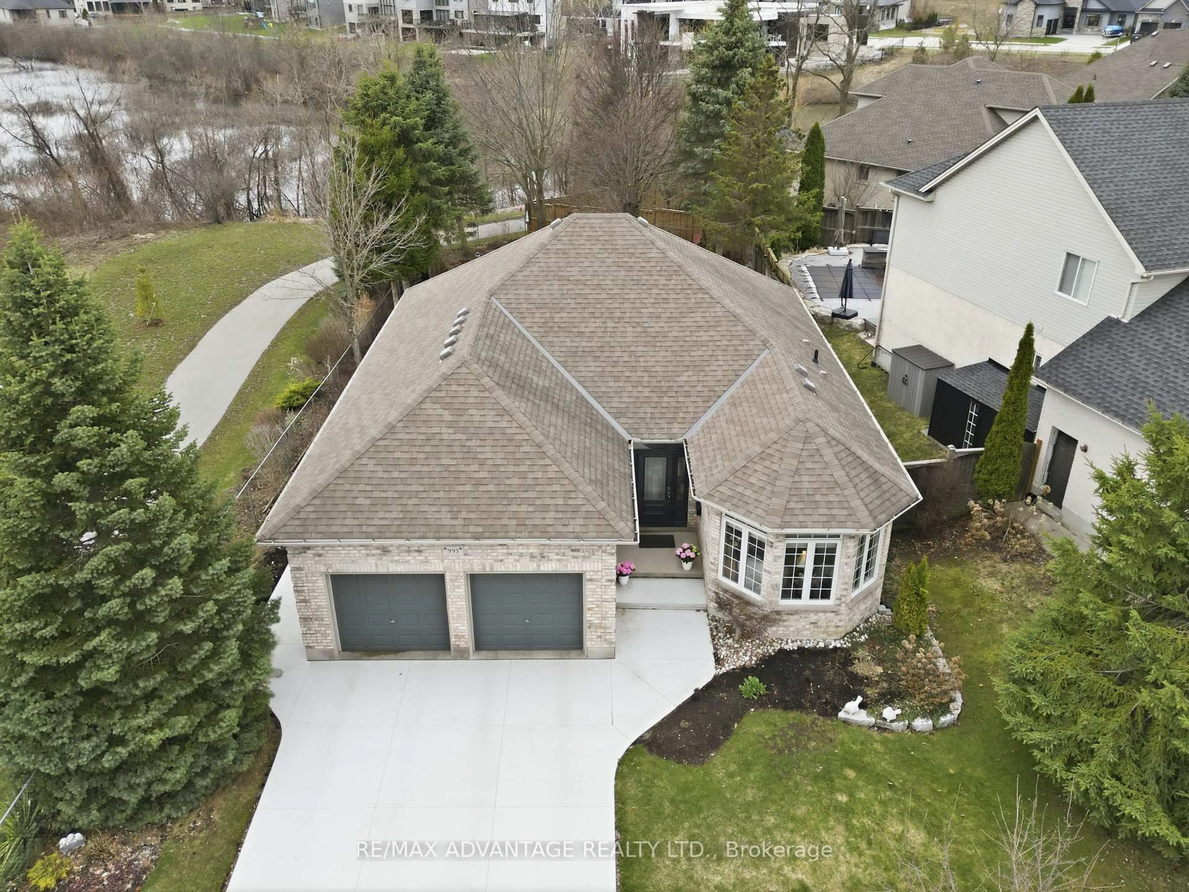 A pic from outside/outdoor area/front of a property/back of a property/a pic from drone, street for 993 Gabor St, London South Ontario N6K 4V5