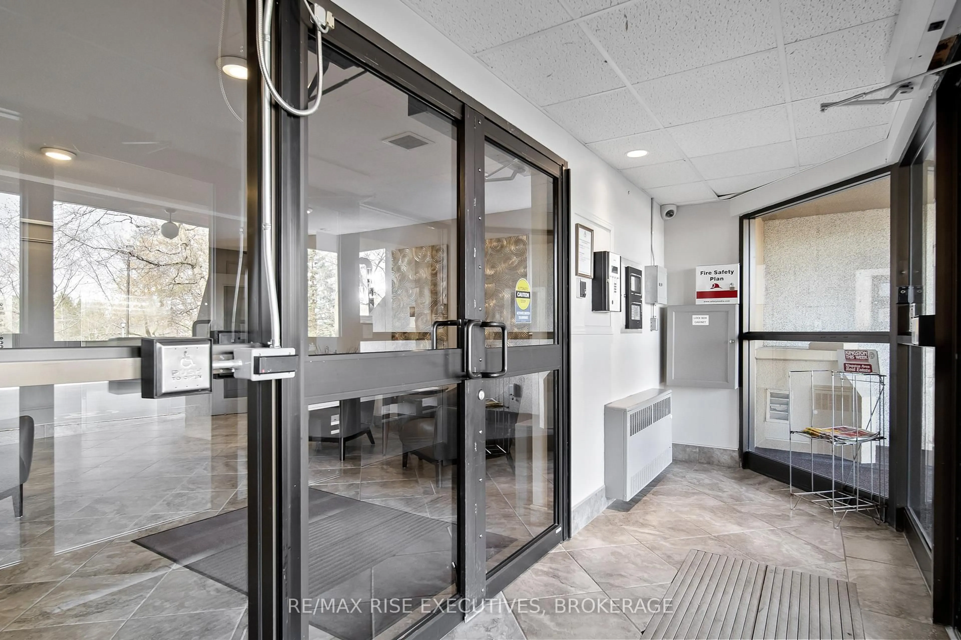 Indoor foyer for 66 Greenview Dr #710, Kingston Ontario K7M 7C5