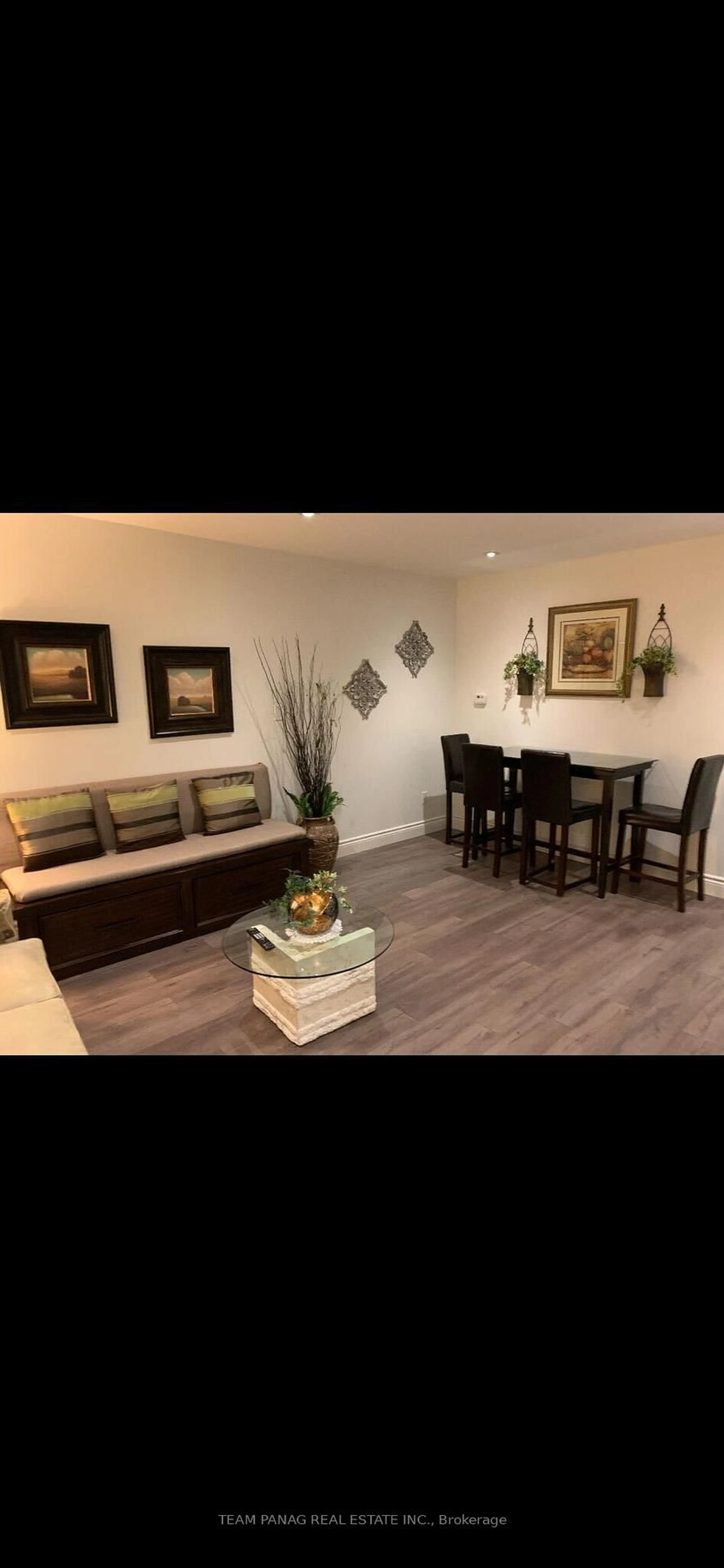 Living room with furniture, wood/laminate floor for 20 Kingsmount St, Hamilton Ontario L8S 3B3