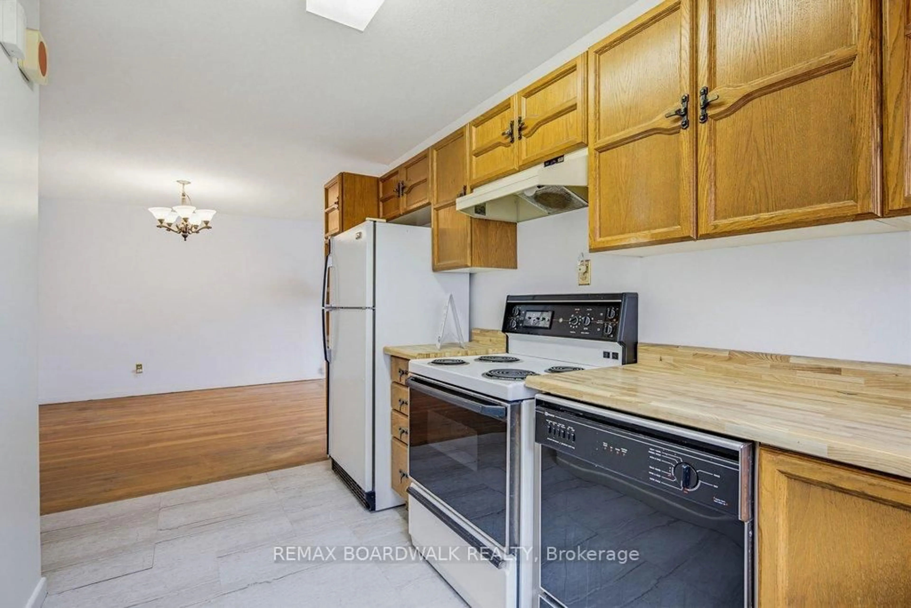 Standard kitchen, unknown for 1274 Maitland Ave, Ottawa Ontario K2C 2C6