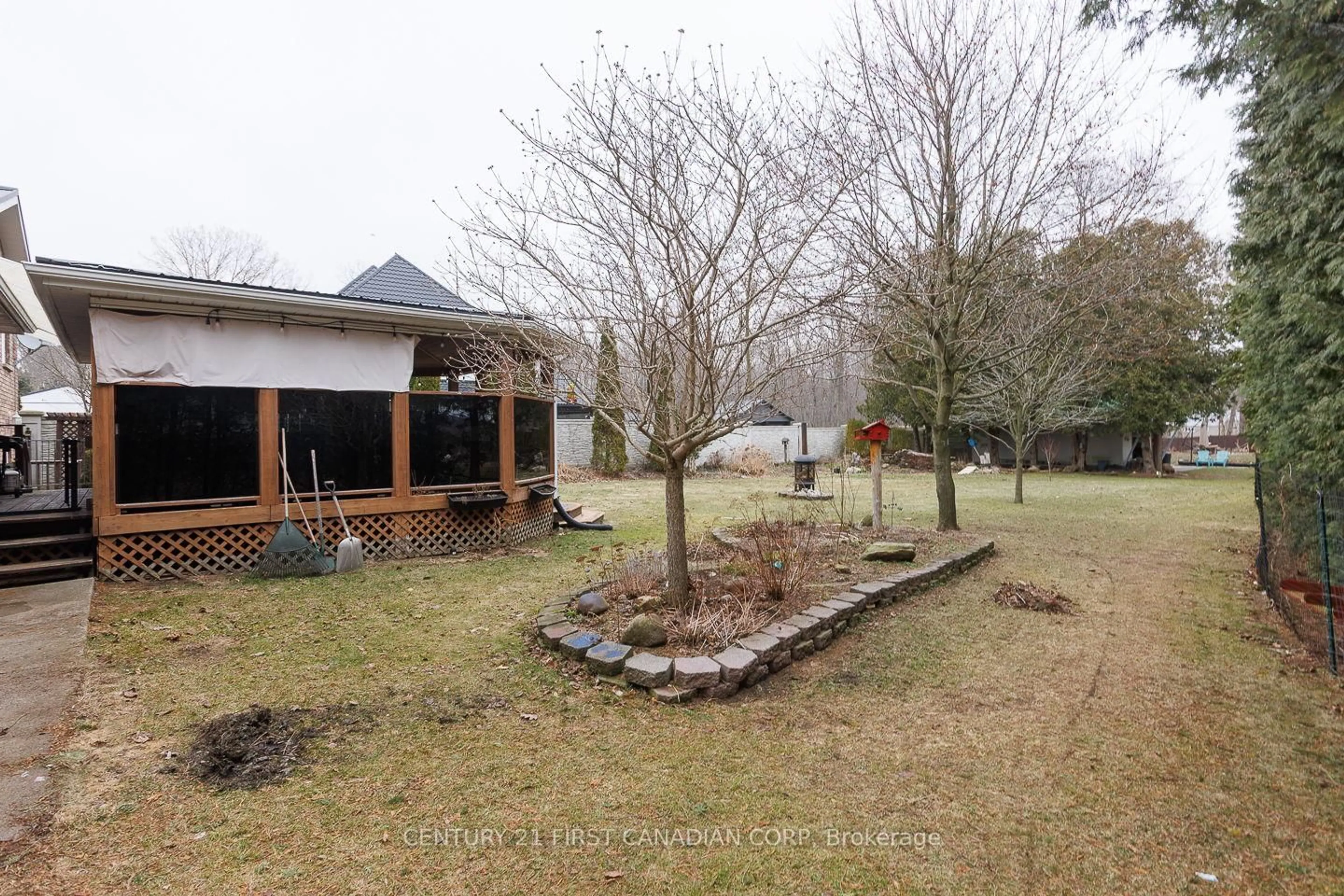 A pic from outside/outdoor area/front of a property/back of a property/a pic from drone, unknown for 24565 Pioneer Line, West Elgin Ontario N0L 2P0