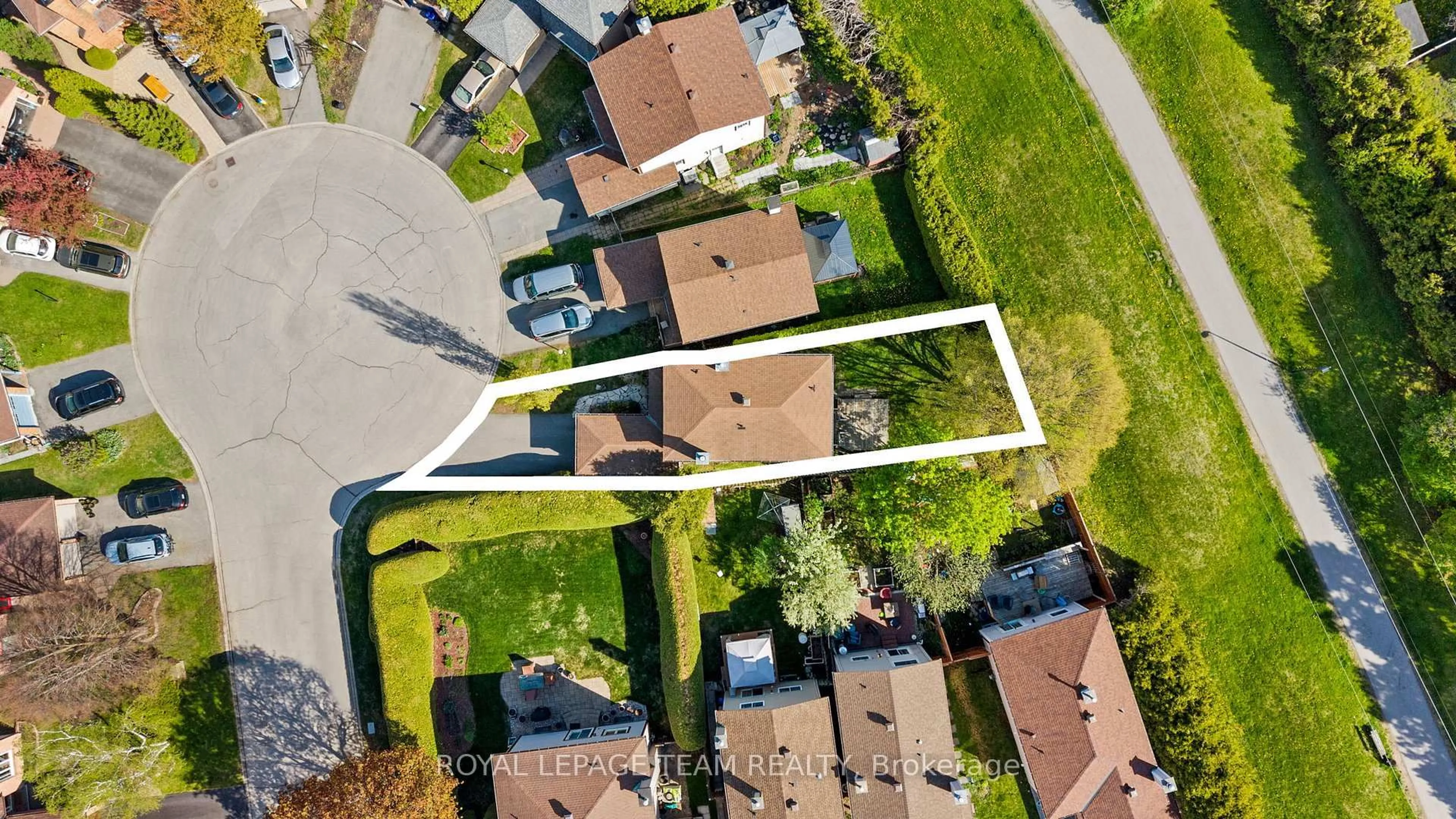 A pic from outside/outdoor area/front of a property/back of a property/a pic from drone, street for 93 Hewitt Way, Kanata Ontario K2L 3R3