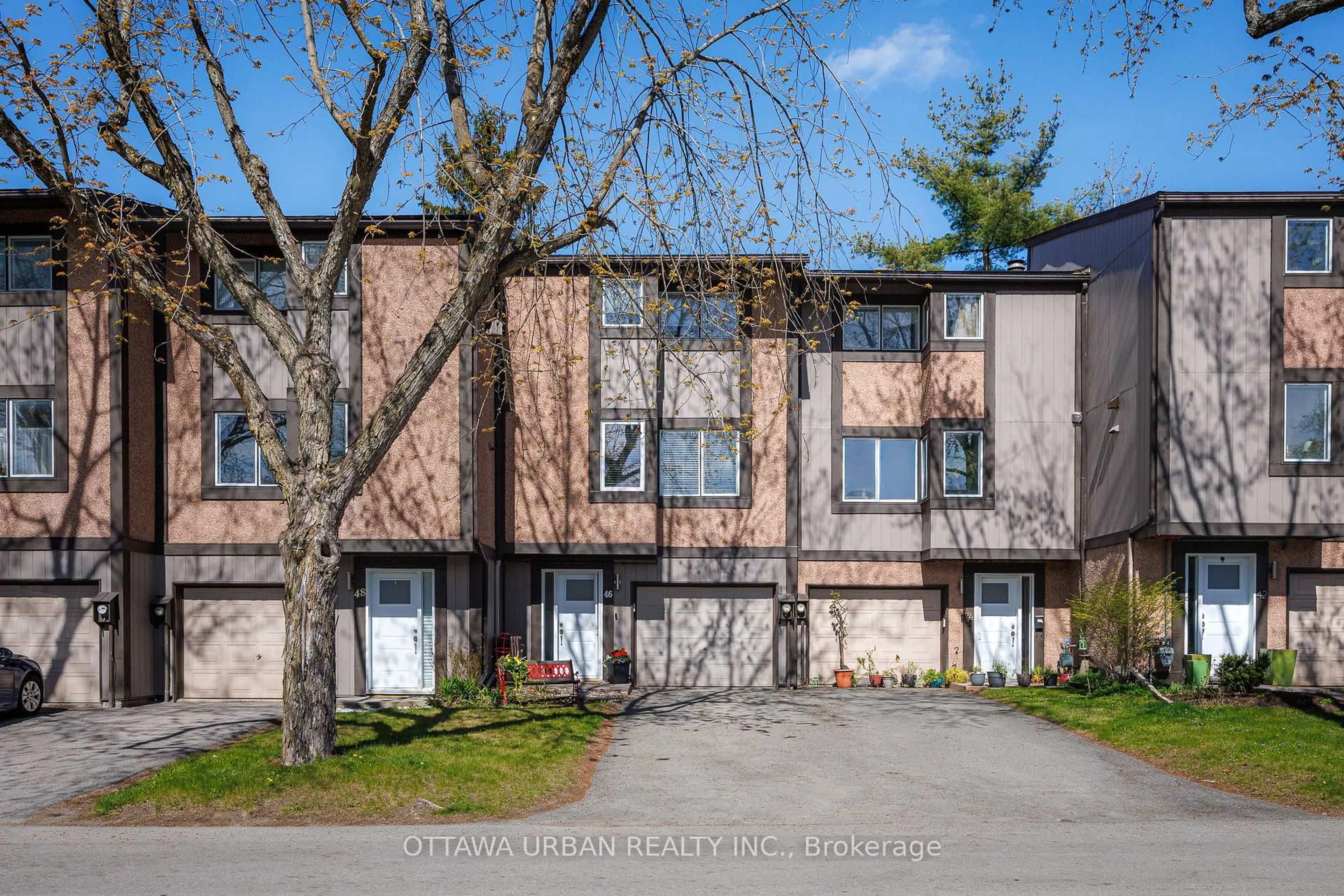 A pic from outside/outdoor area/front of a property/back of a property/a pic from drone, street for 46 Reaney Crt, Kanata Ontario K2K 1W8