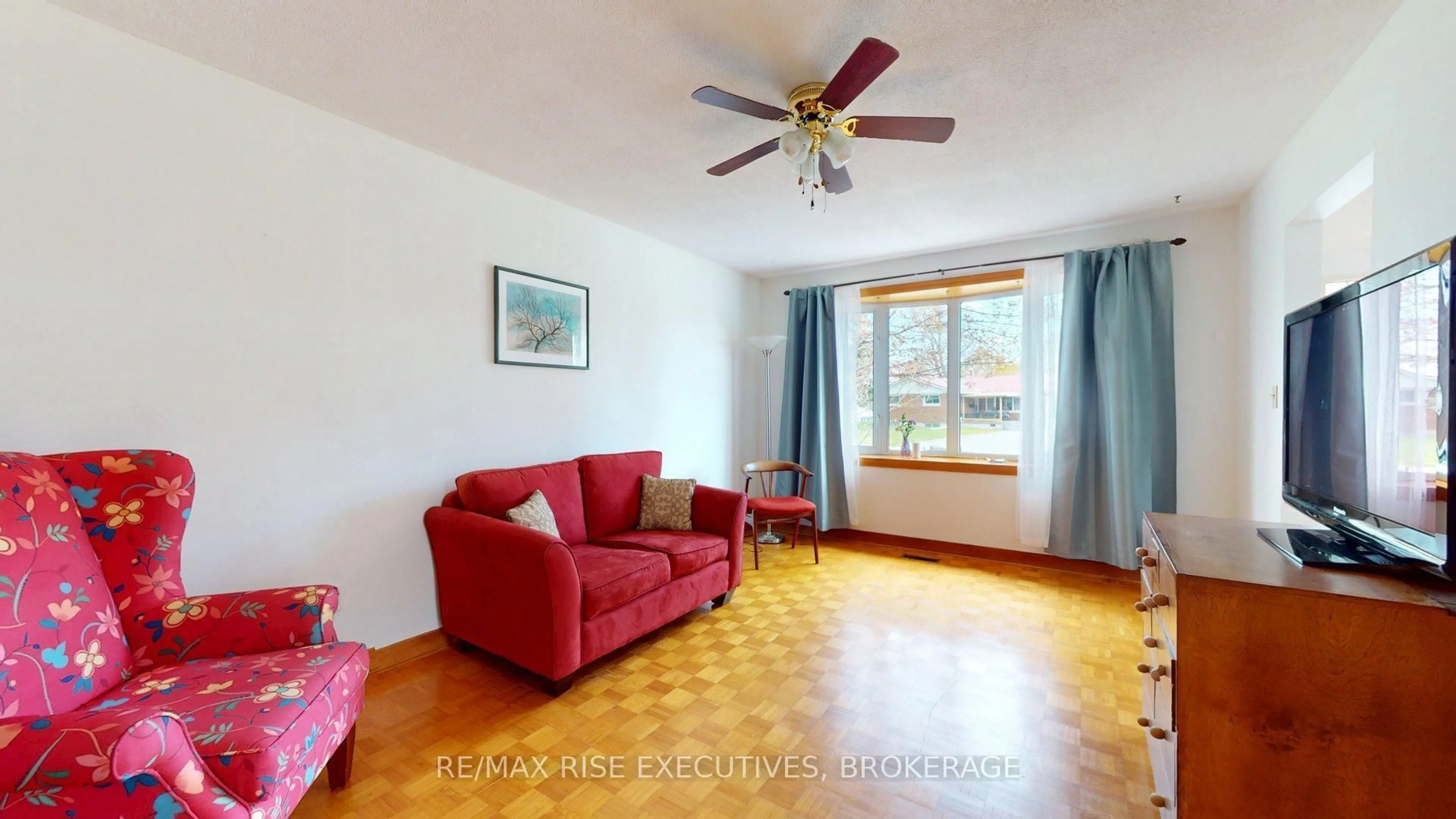 Living room with furniture, wood/laminate floor for 147 Braemar Rd, Kingston Ontario K7M 4B7