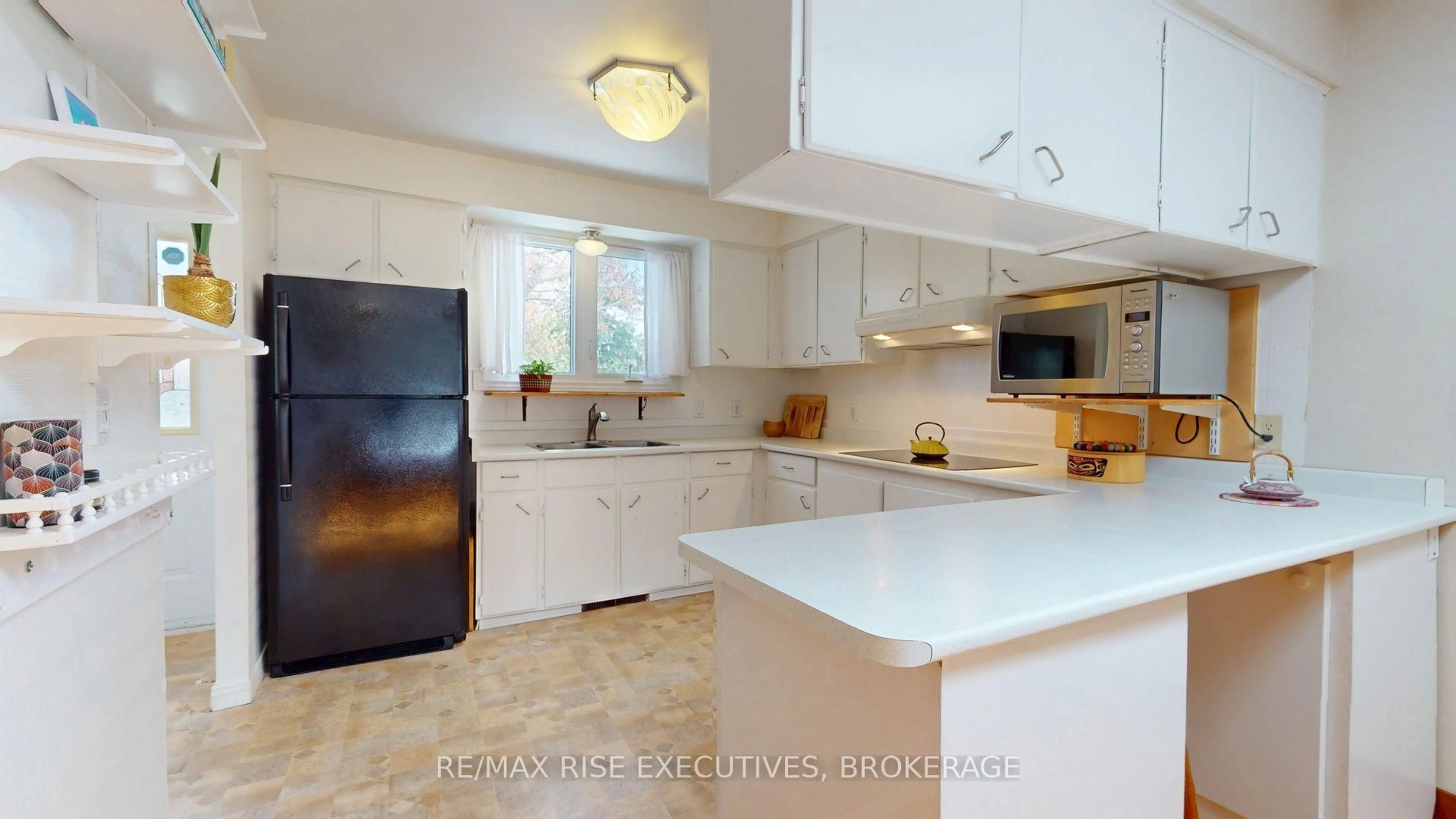 Open concept kitchen, ceramic/tile floor for 147 Braemar Rd, Kingston Ontario K7M 4B7