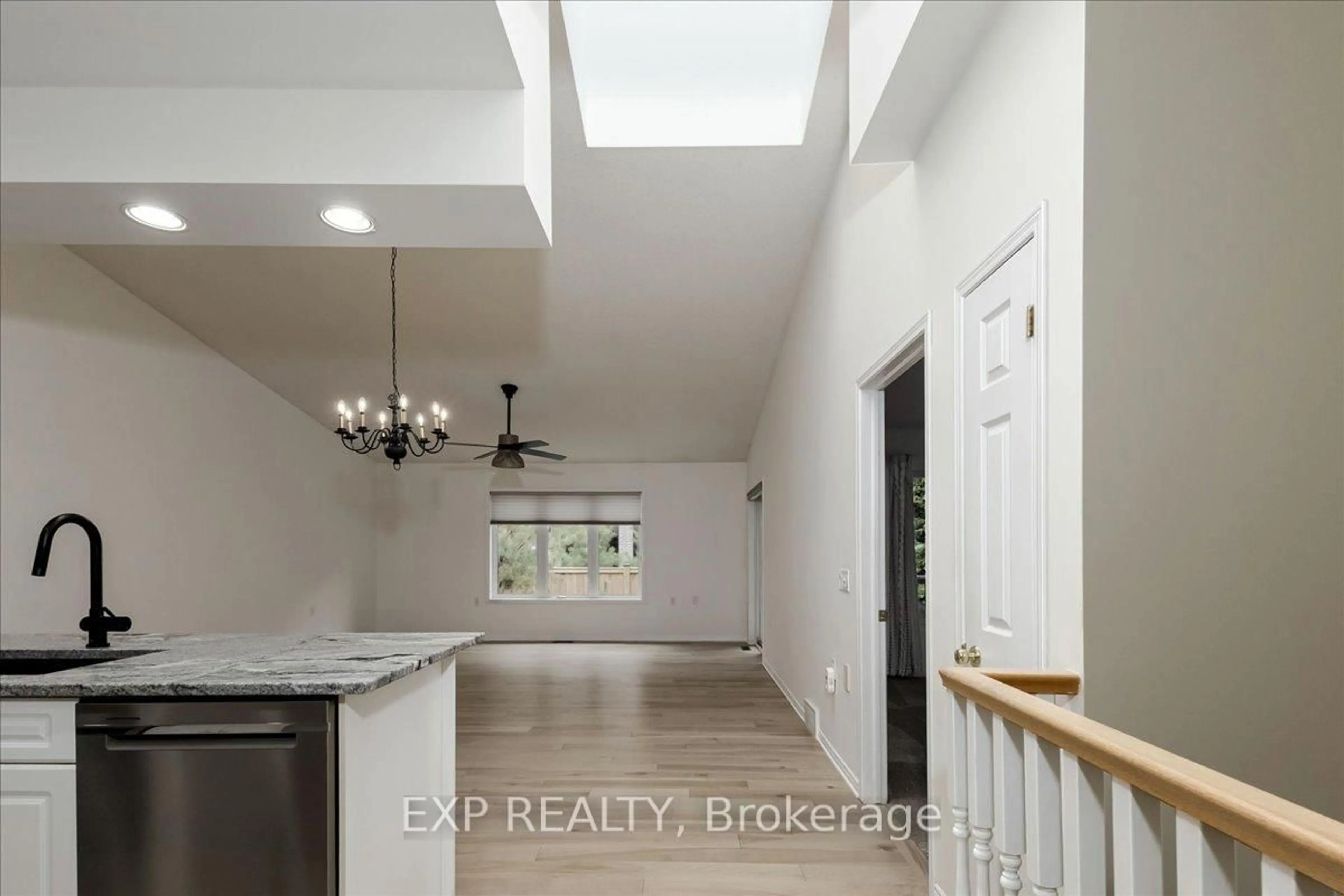 Indoor entryway for 1337 Commissioners Rd #17, London South Ontario N6K 4V2