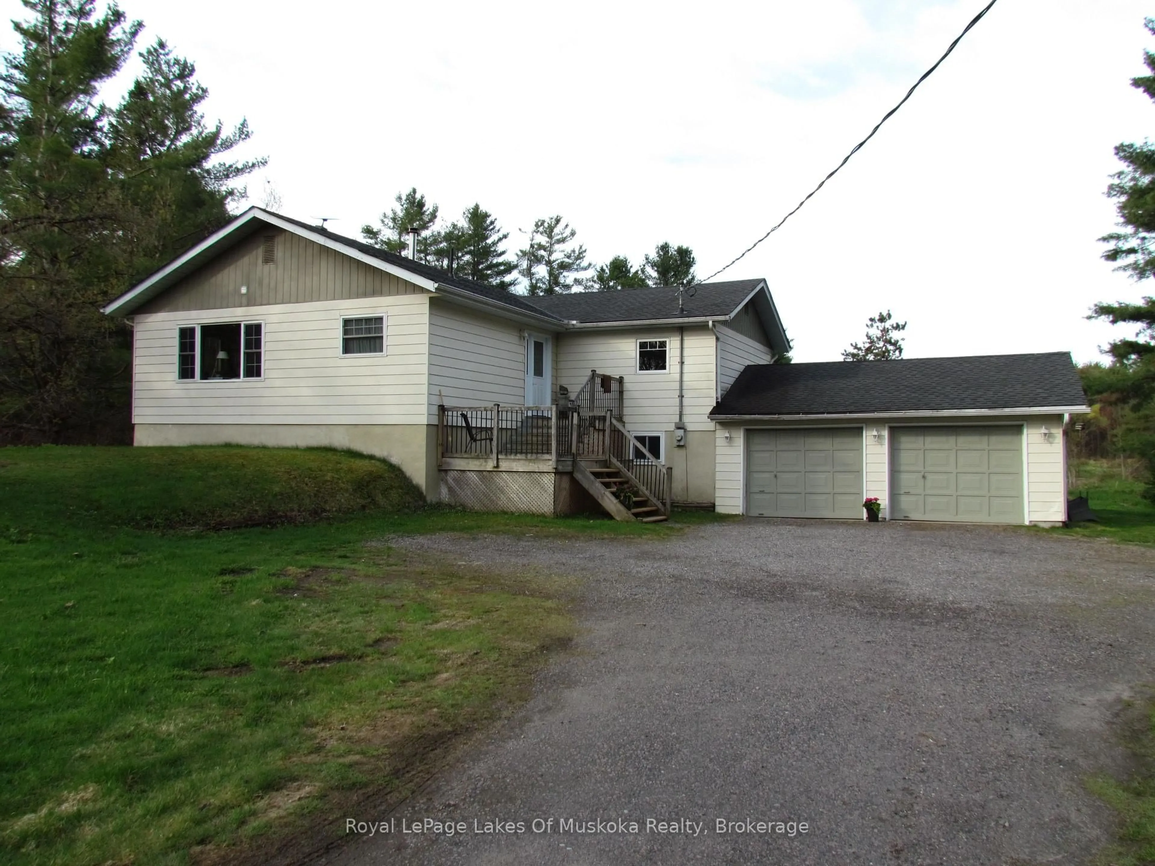 A pic from outside/outdoor area/front of a property/back of a property/a pic from drone, street for 1016 Laycox Rd, Gravenhurst Ontario P1P 0G8