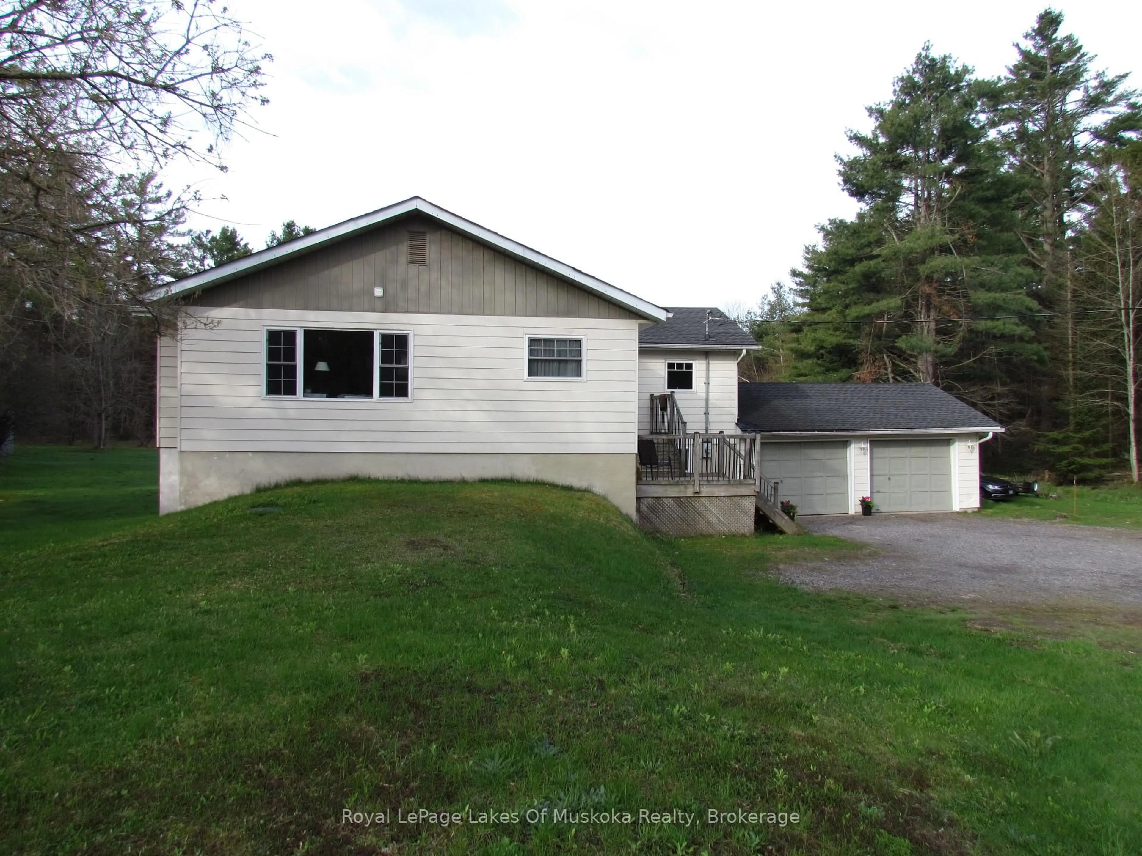 A pic from outside/outdoor area/front of a property/back of a property/a pic from drone, street for 1016 Laycox Rd, Gravenhurst Ontario P1P 0G8