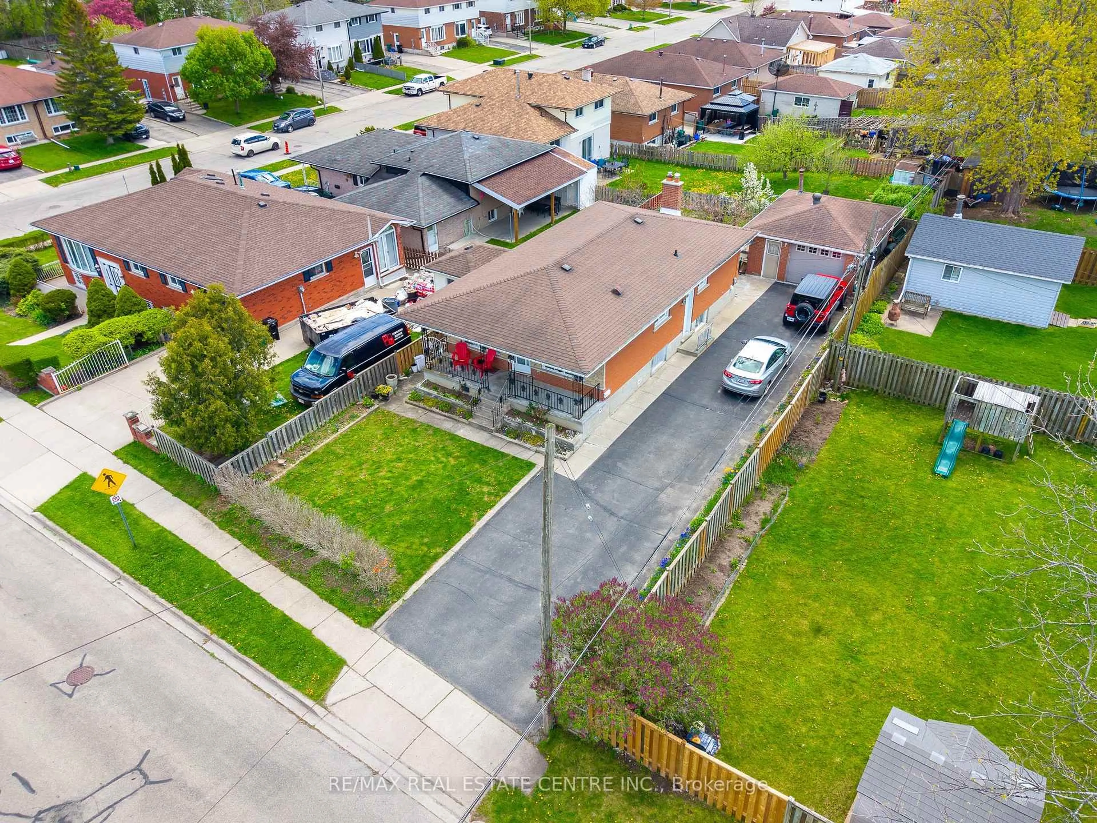 A pic from outside/outdoor area/front of a property/back of a property/a pic from drone, street for 211 Ballantyne Ave, Cambridge Ontario N1R 7B5