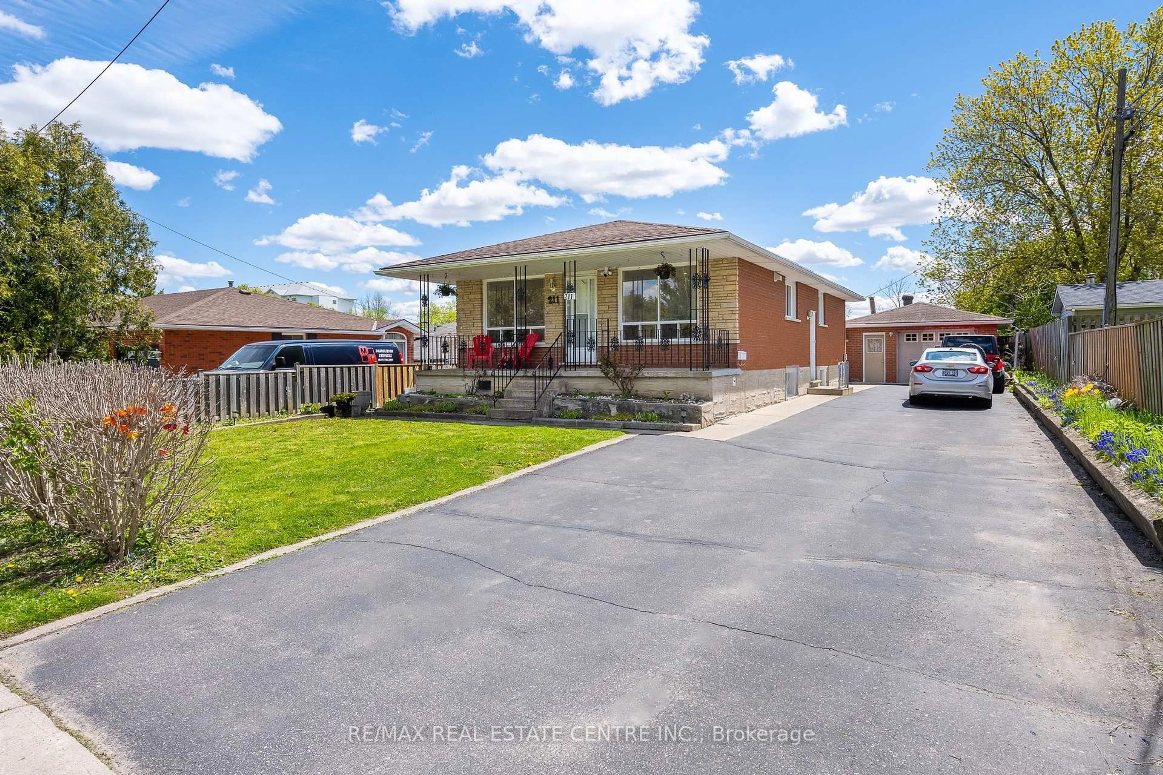 A pic from outside/outdoor area/front of a property/back of a property/a pic from drone, street for 211 Ballantyne Ave, Cambridge Ontario N1R 7B5