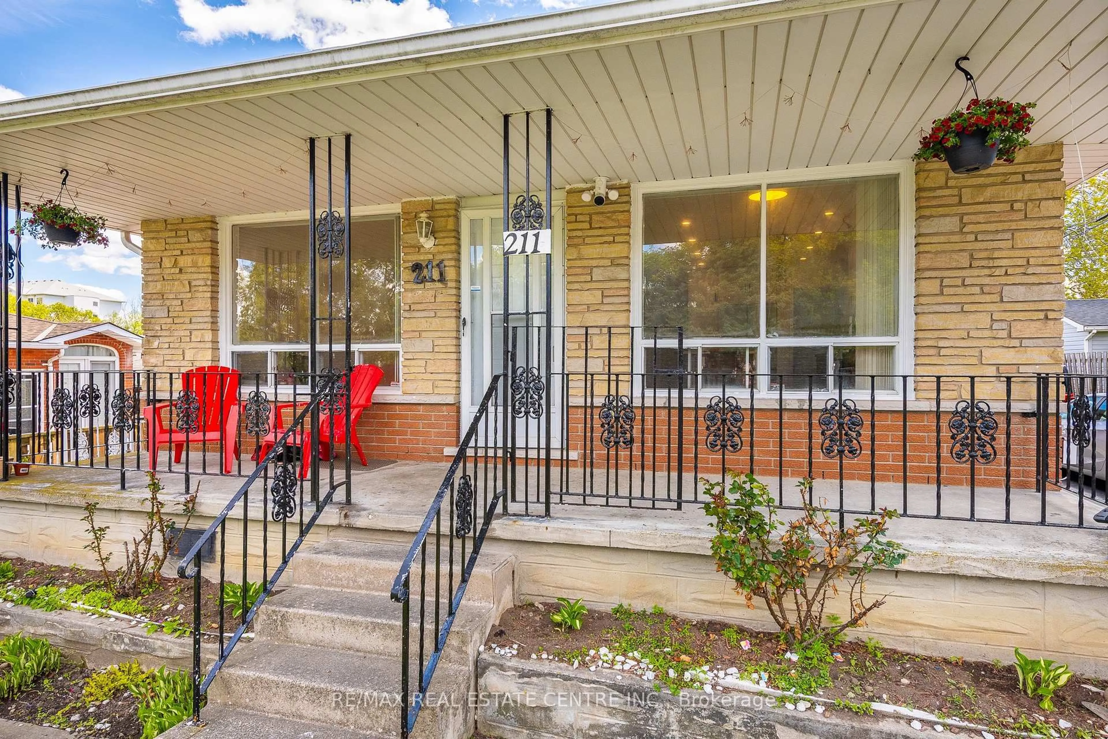 Patio, street for 211 Ballantyne Ave, Cambridge Ontario N1R 7B5