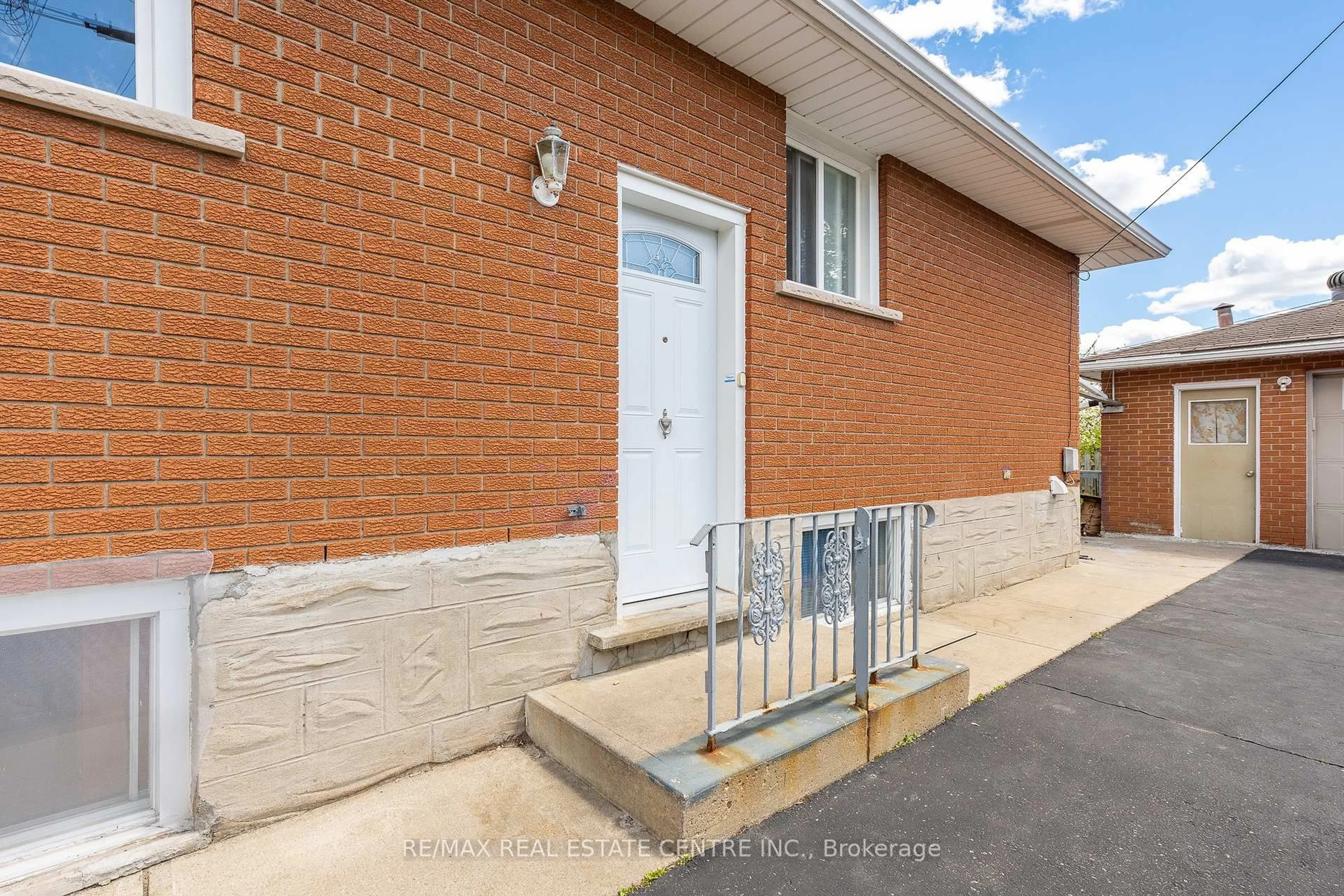 Home with brick exterior material, street for 211 Ballantyne Ave, Cambridge Ontario N1R 7B5