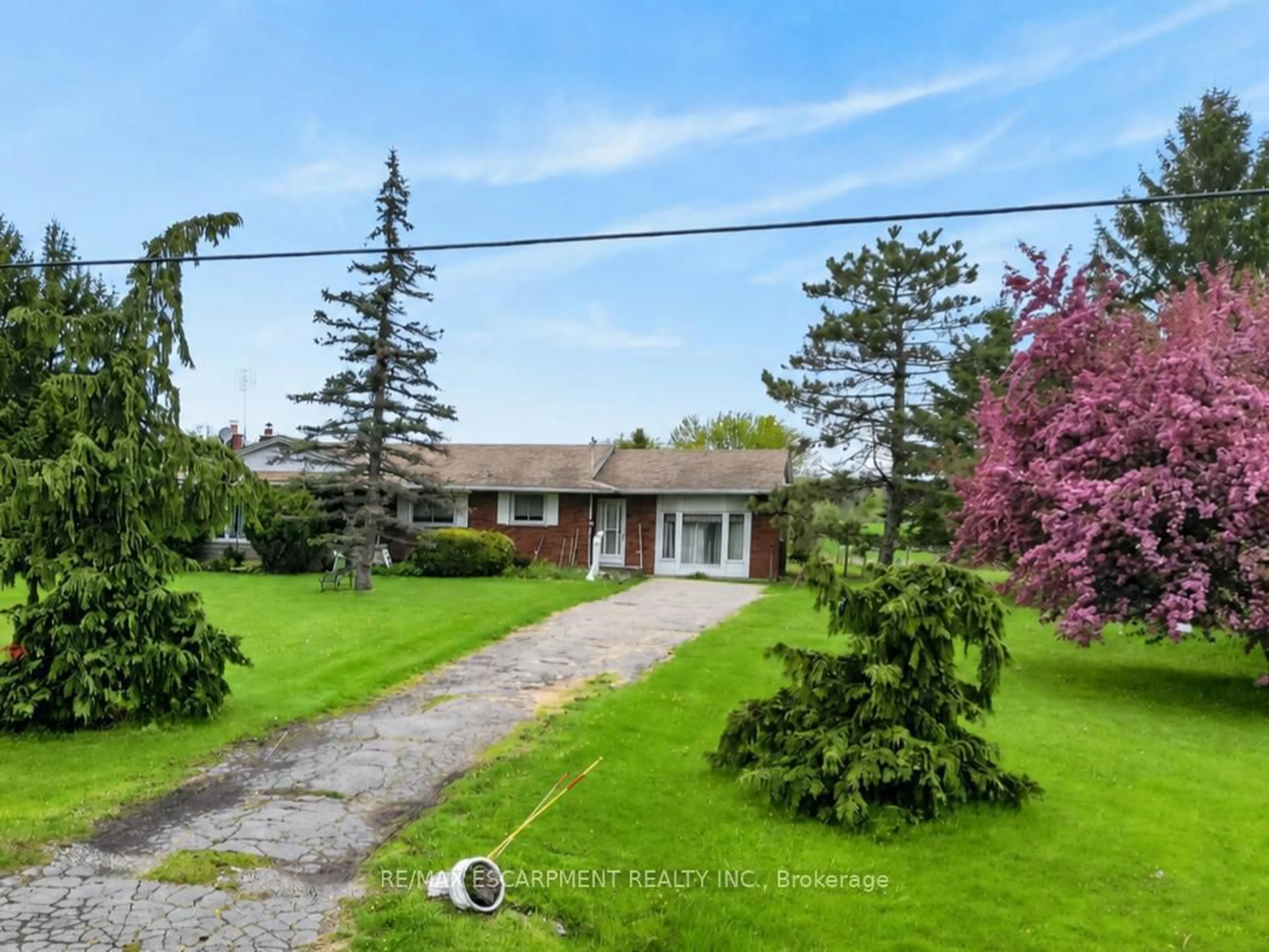 A pic from outside/outdoor area/front of a property/back of a property/a pic from drone, unknown for 5697 Regional Rd 69, Lincoln Ontario L0R 1Y0