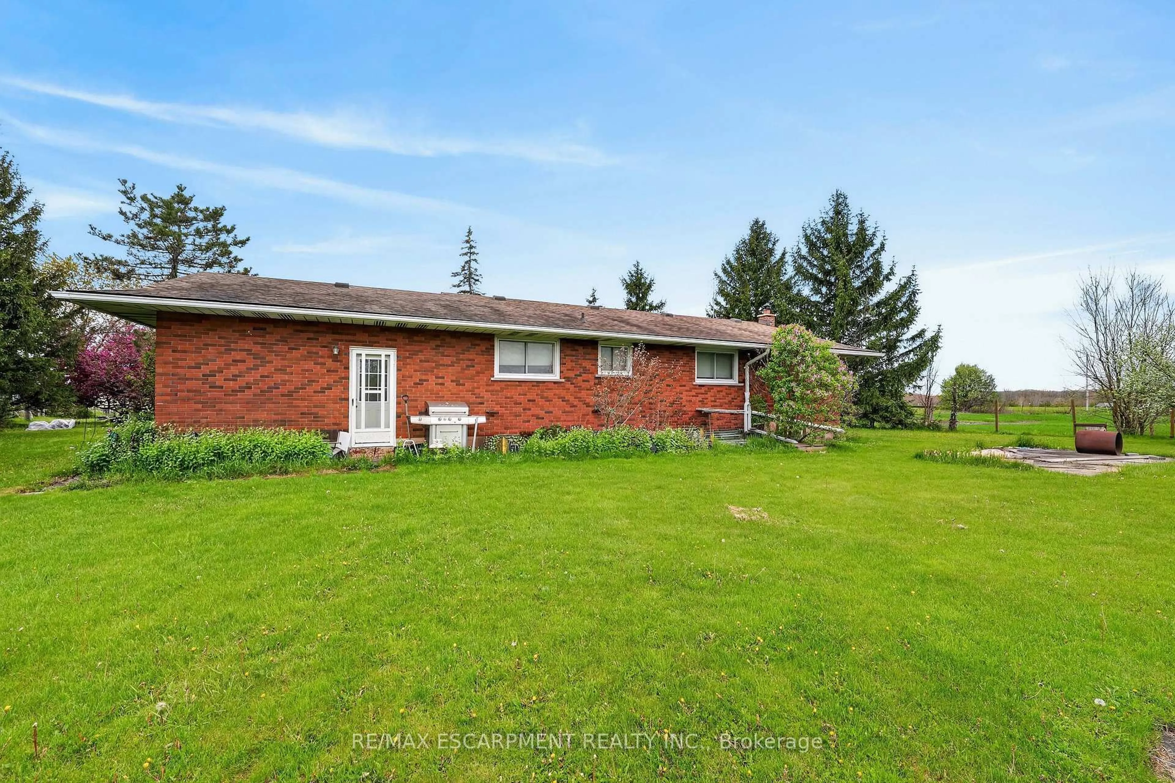 A pic from outside/outdoor area/front of a property/back of a property/a pic from drone, unknown for 5697 Regional Rd 69, Lincoln Ontario L0R 1Y0