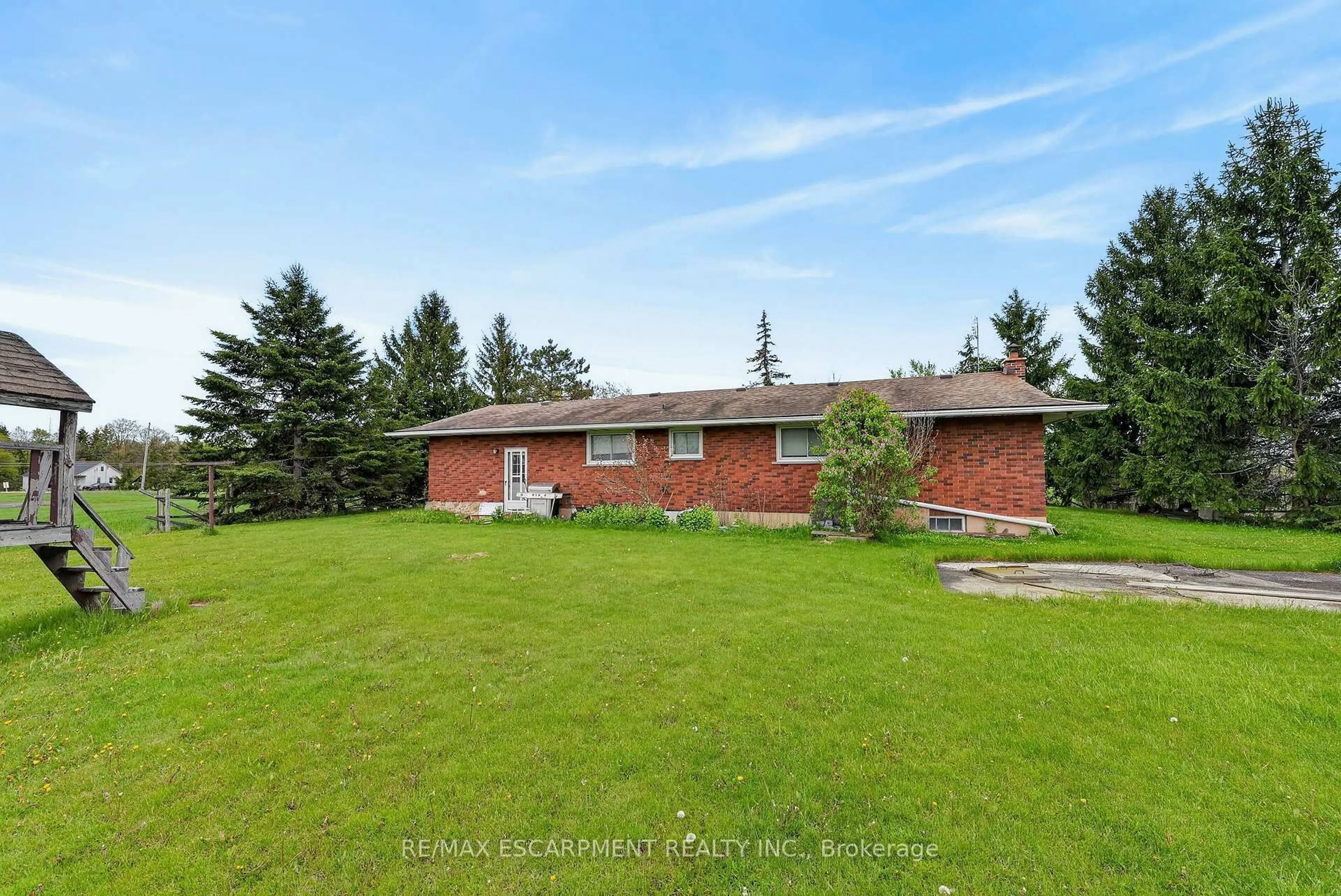A pic from outside/outdoor area/front of a property/back of a property/a pic from drone, unknown for 5697 Regional Rd 69, Lincoln Ontario L0R 1Y0