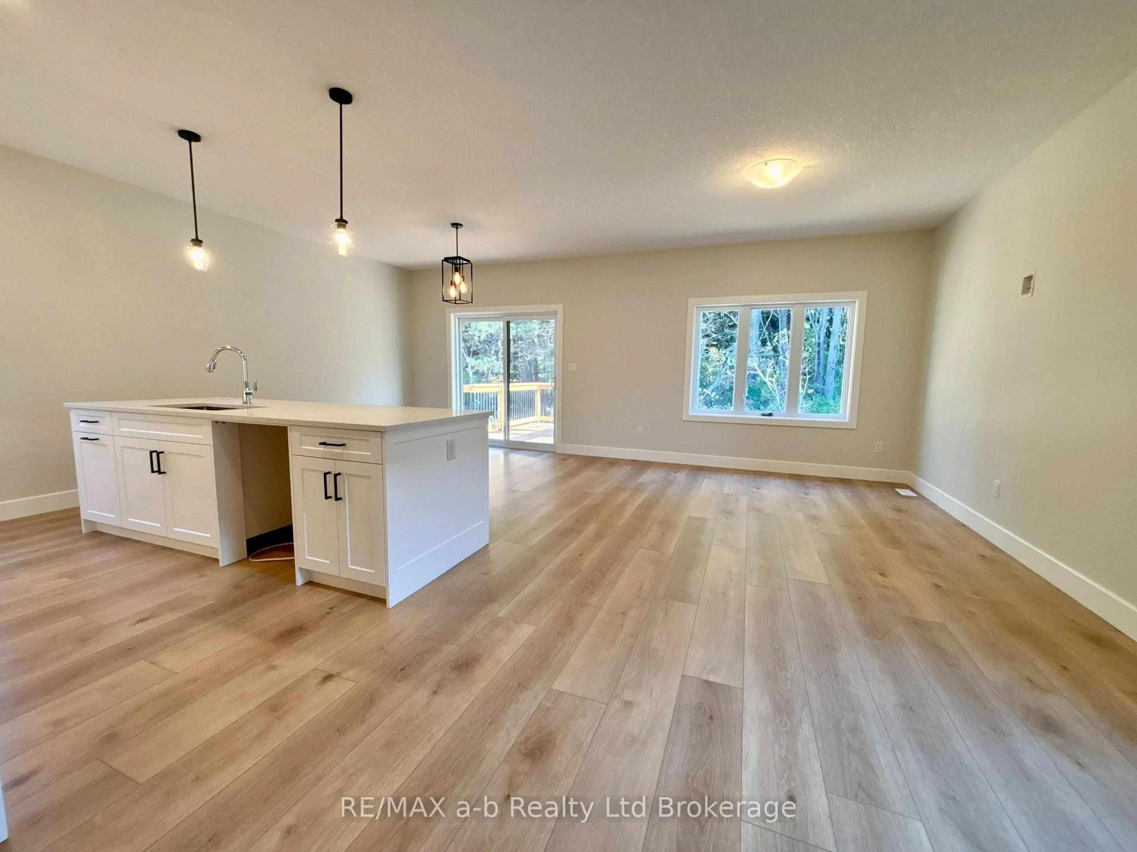 Open concept kitchen, wood/laminate floor for 41 Cash Cres, Ingersoll Ontario N5C 0E2