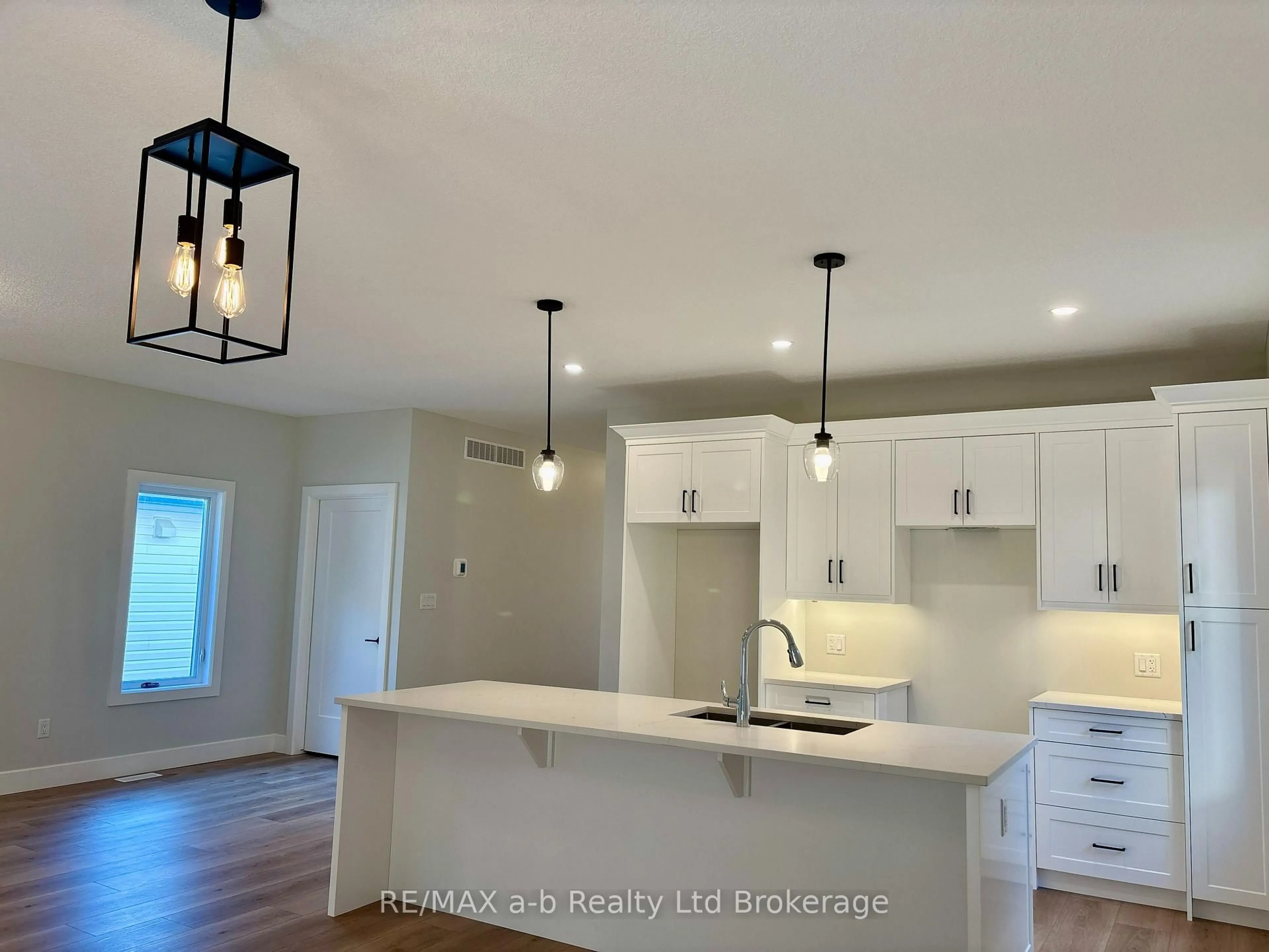 Open concept kitchen, unknown for 41 Cash Cres, Ingersoll Ontario N5C 0E2